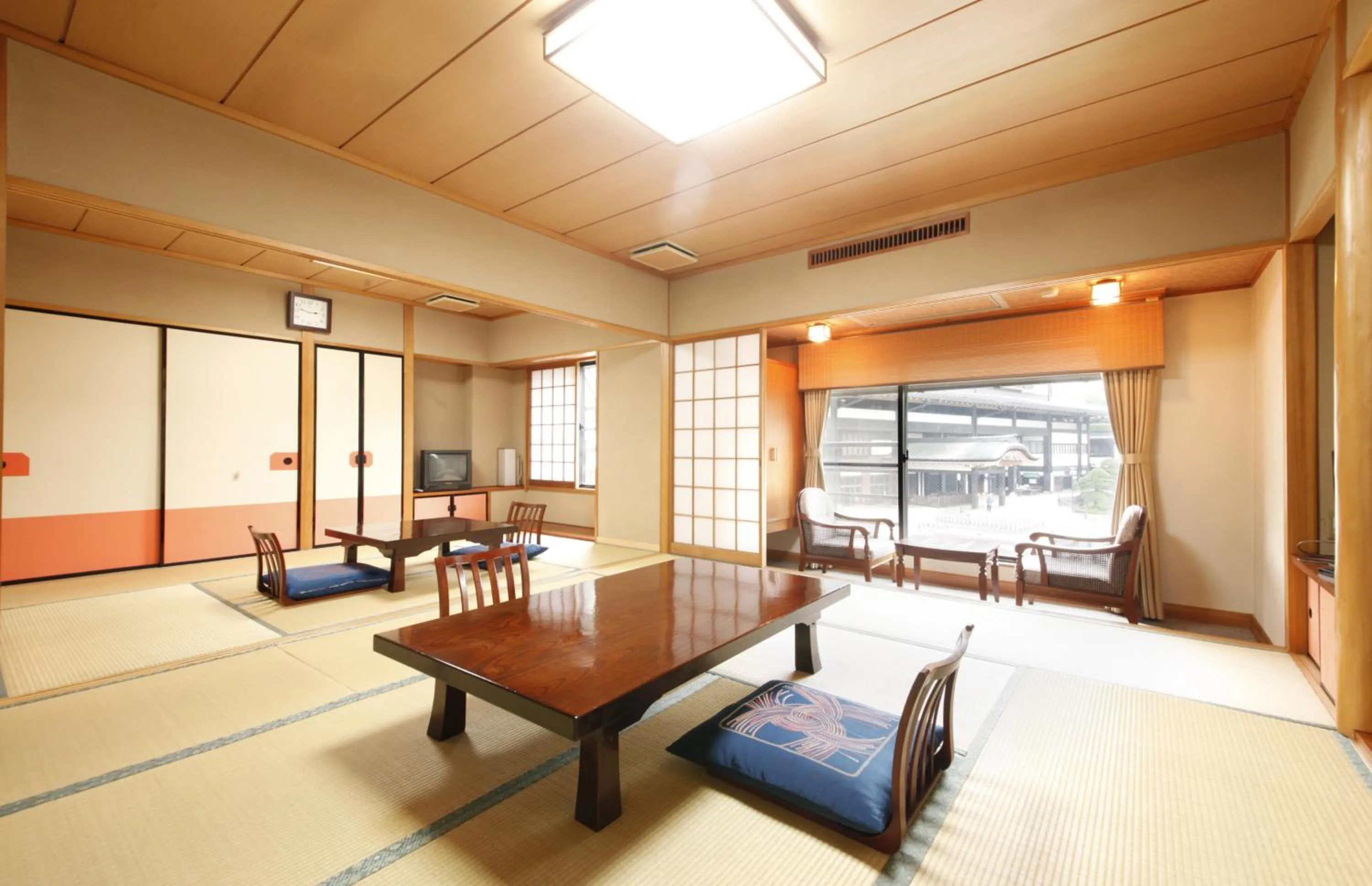 Photo of the whole room in Wakamatsu Honten