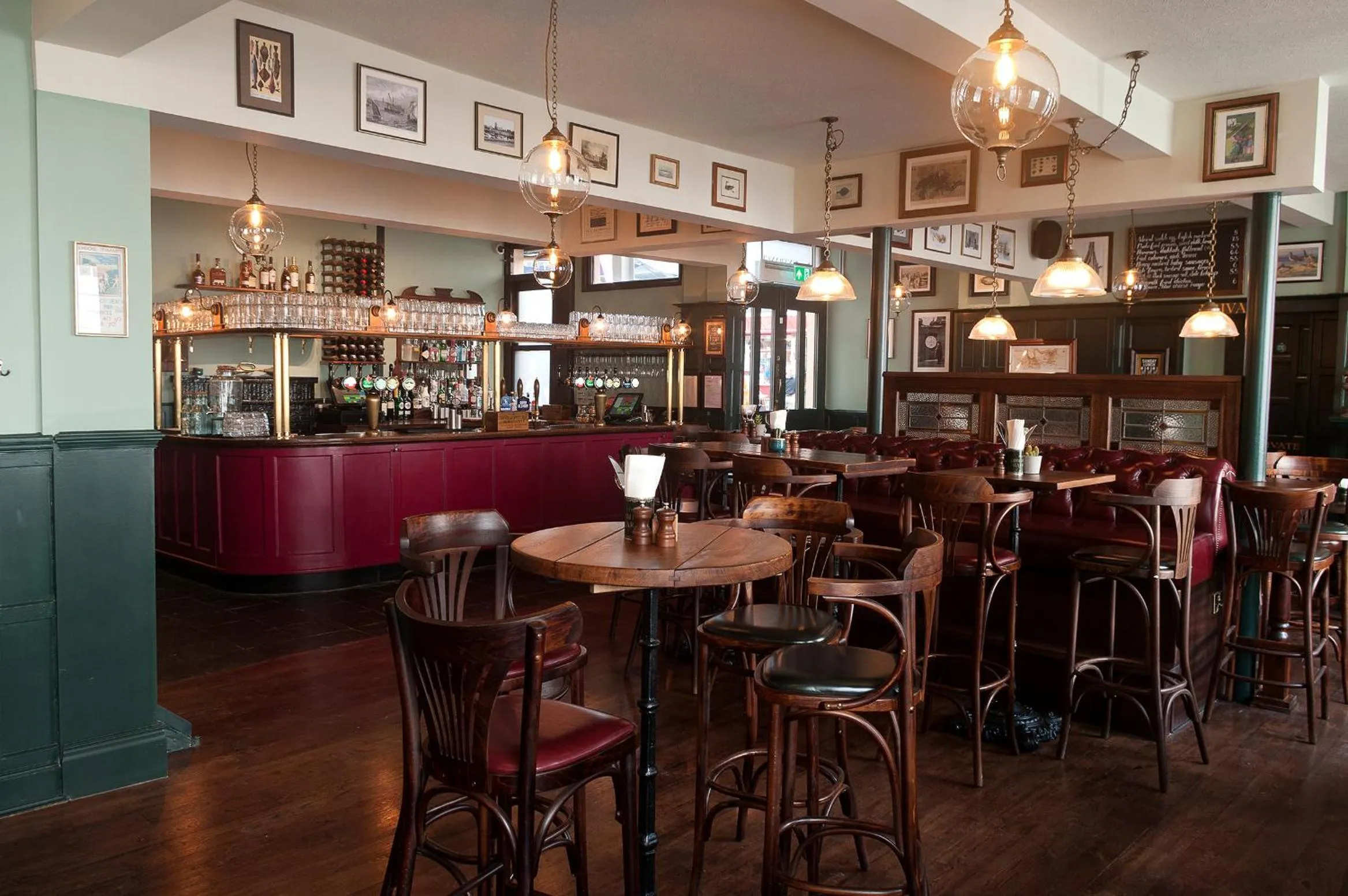 Restaurant/places to eat in Admiral Hardy