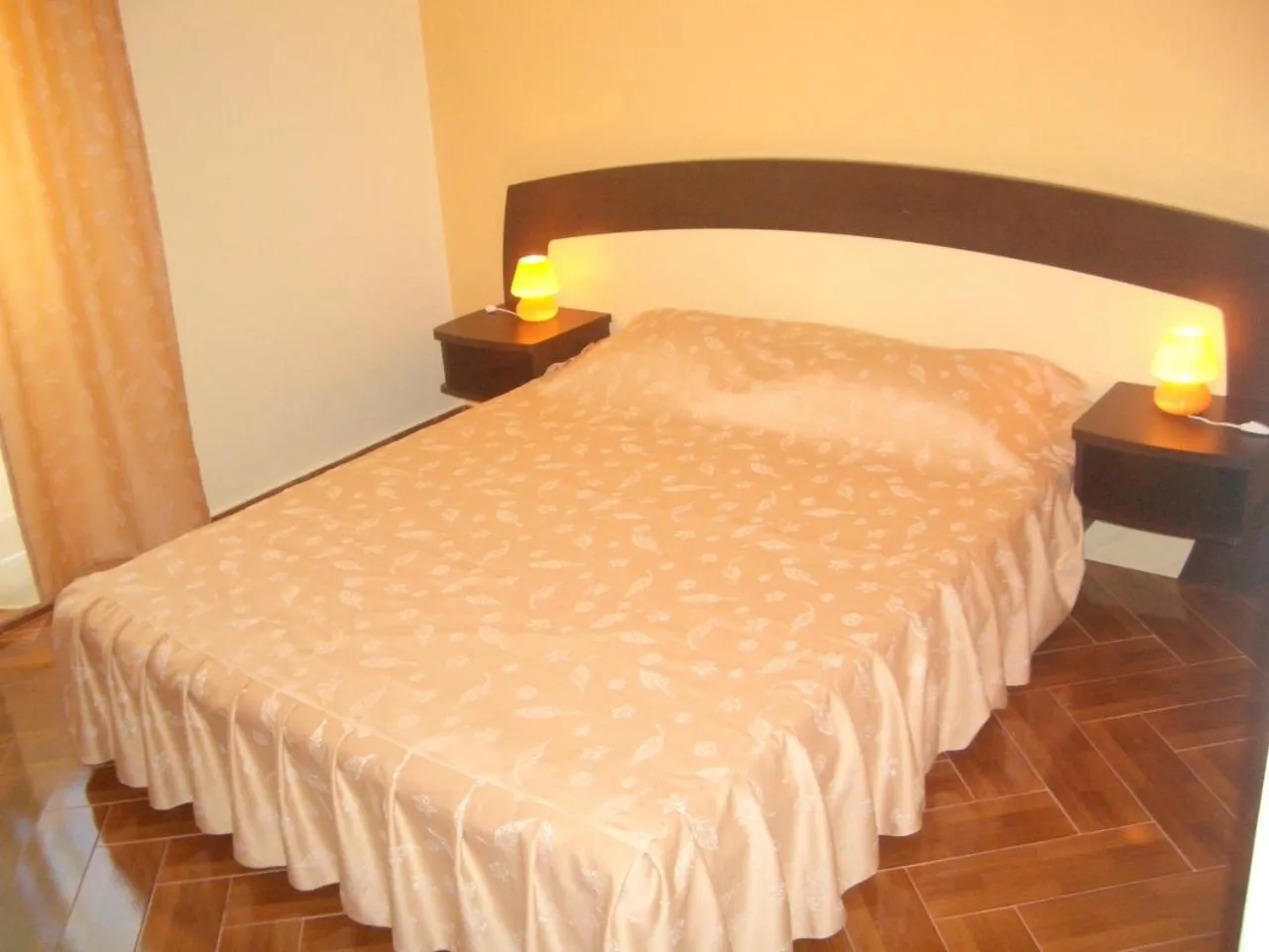 Photo of the whole room, Bed in Maria