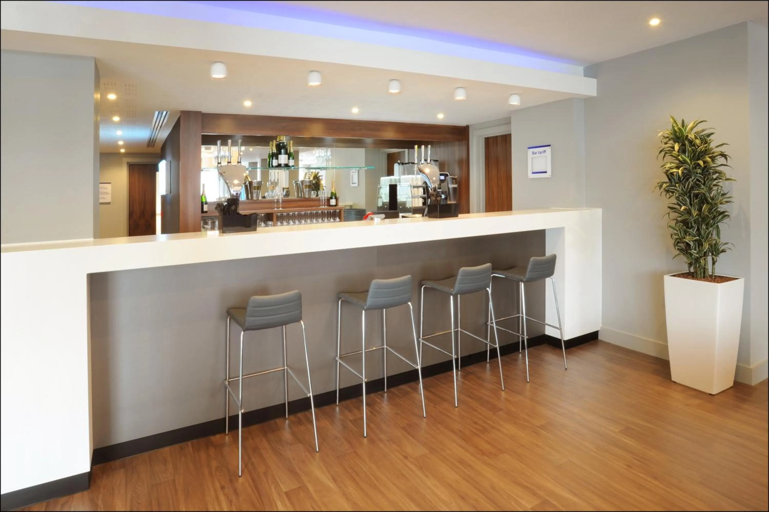 Lounge or bar in Holiday Inn Express Birmingham - Snow Hill by IHG