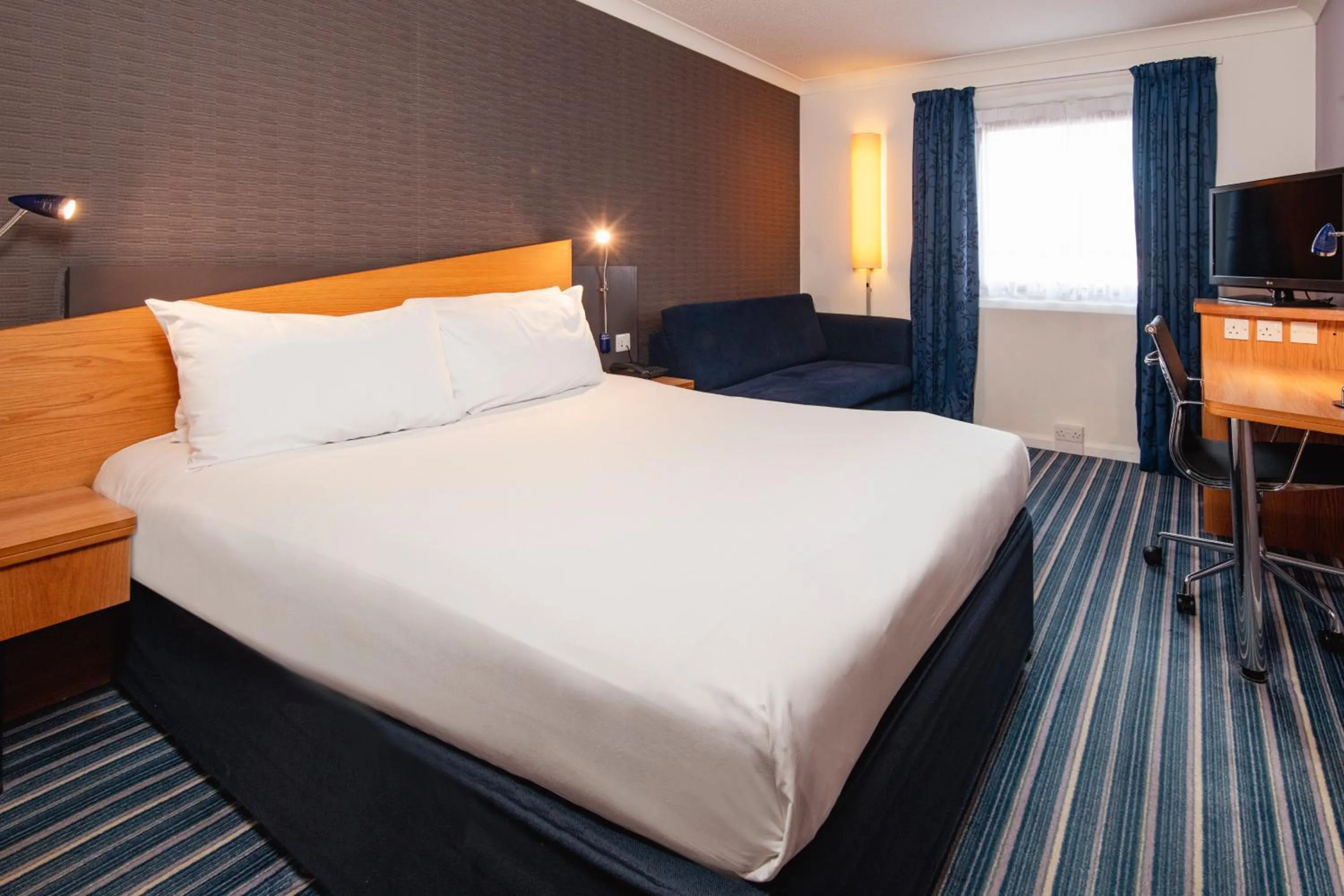 Bed in Holiday Inn Express Birmingham - Snow Hill by IHG