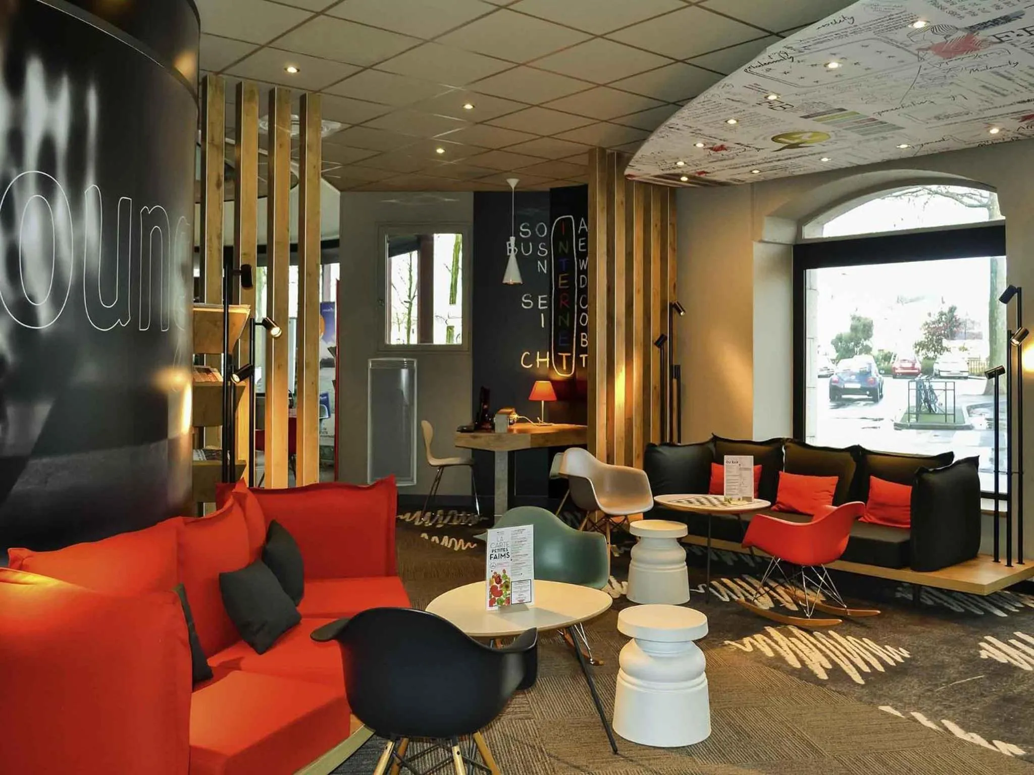 Lounge or bar in ibis Angers Centre Chateau