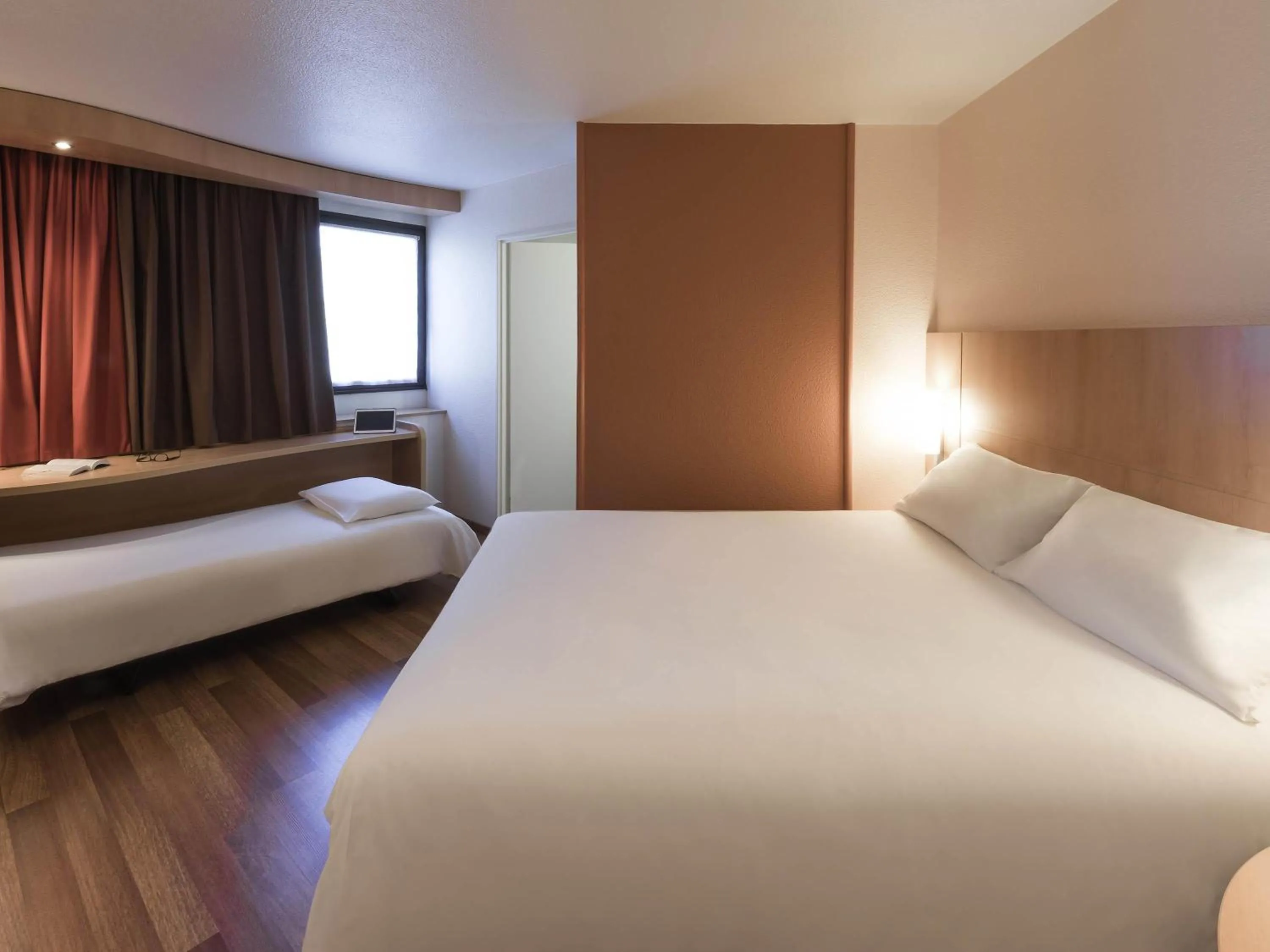 Bedroom, Bed in ibis Angers Centre Chateau