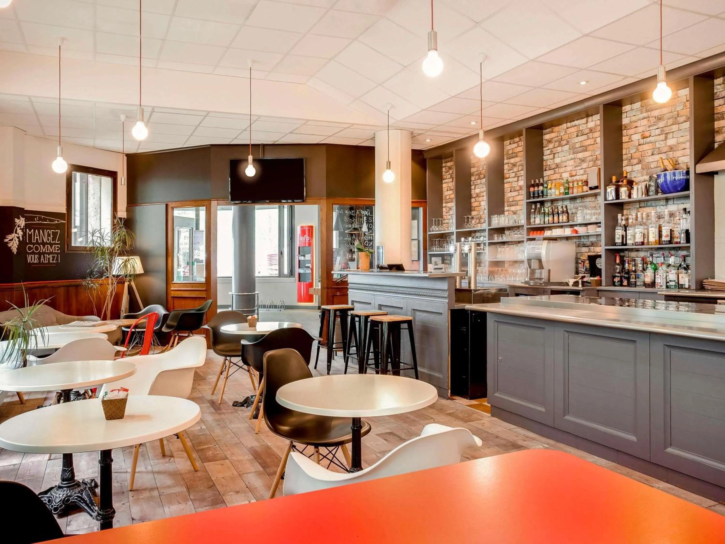 Lounge or bar in ibis Angers Centre Chateau