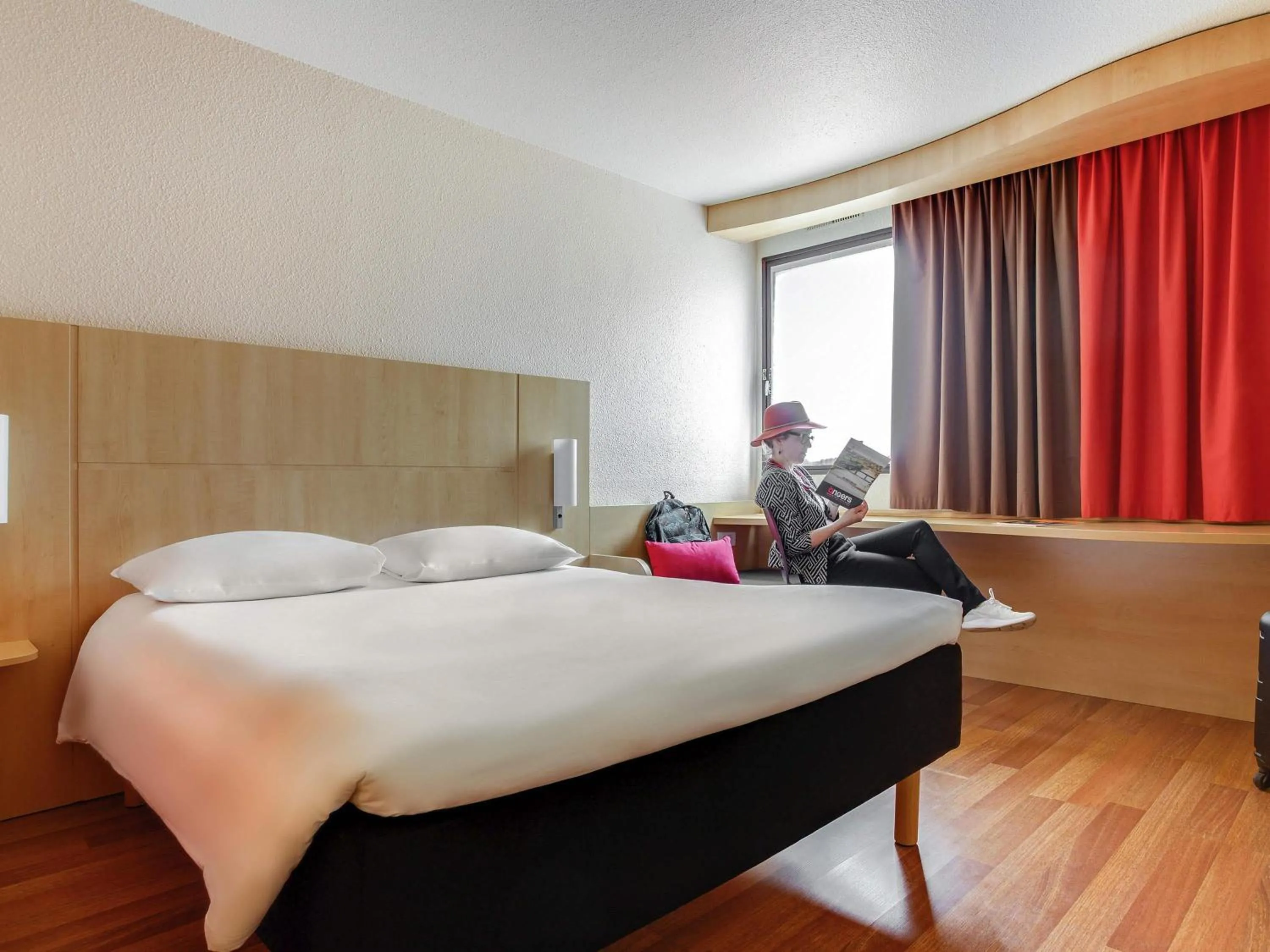 Bedroom, Bed in ibis Angers Centre Chateau