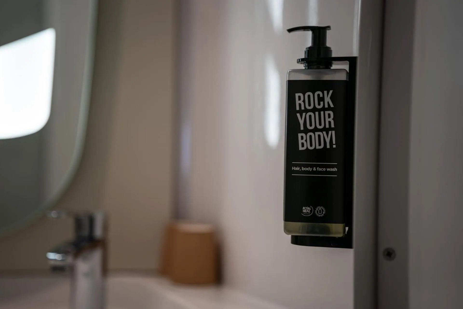 Bathroom in ibis Montargis