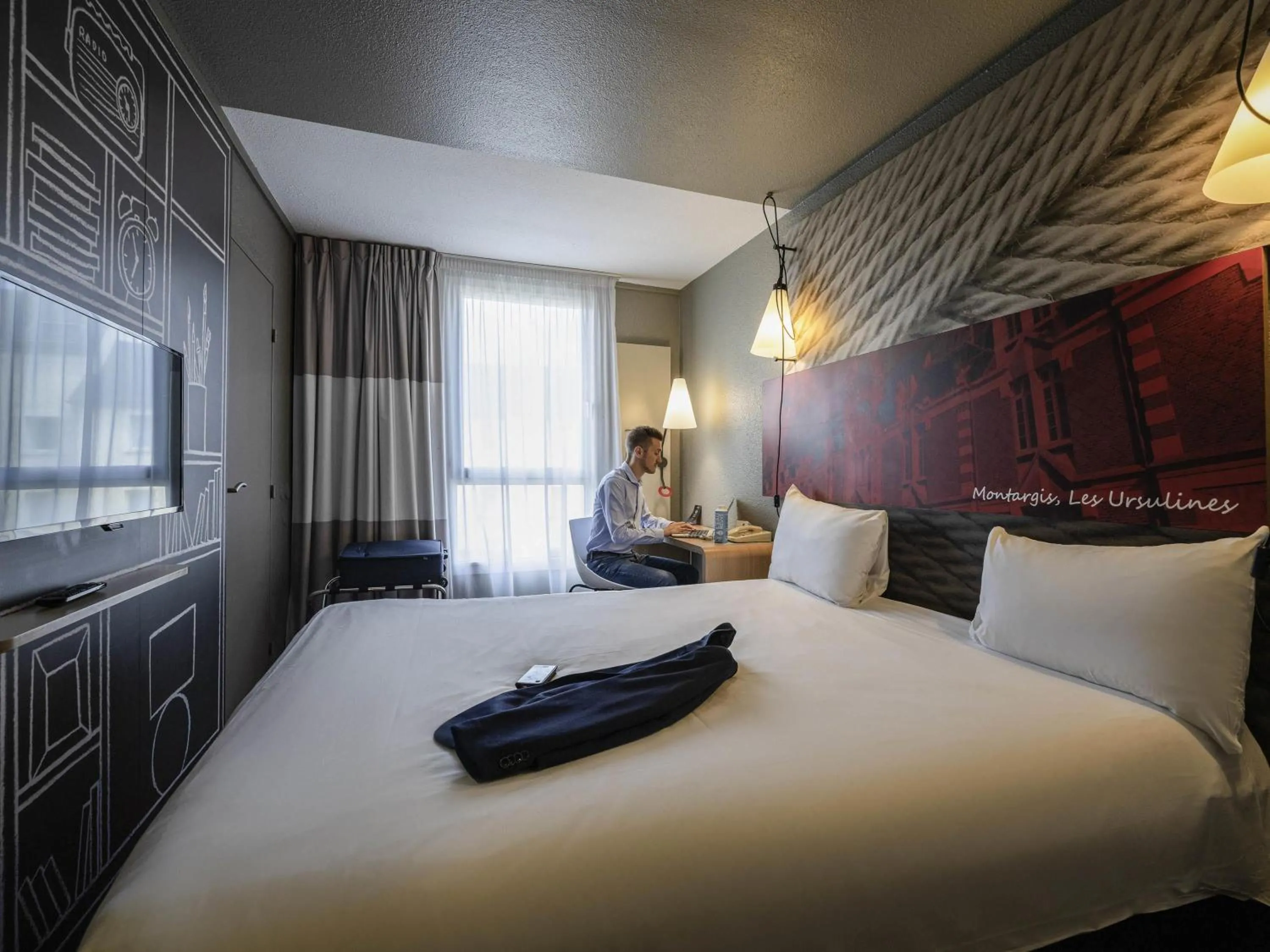 Bedroom, Bed in ibis Montargis