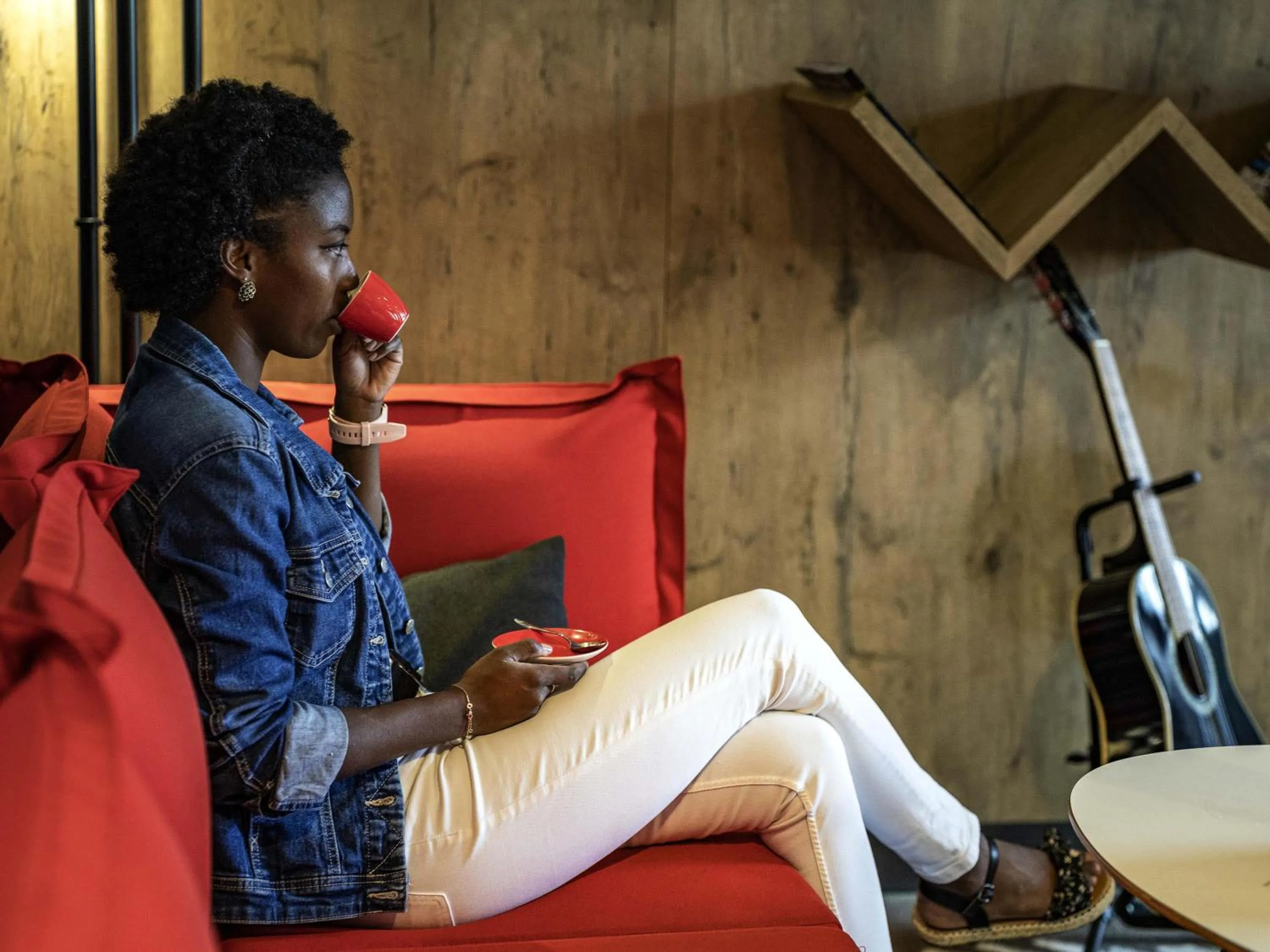 Lounge or bar in ibis Montargis