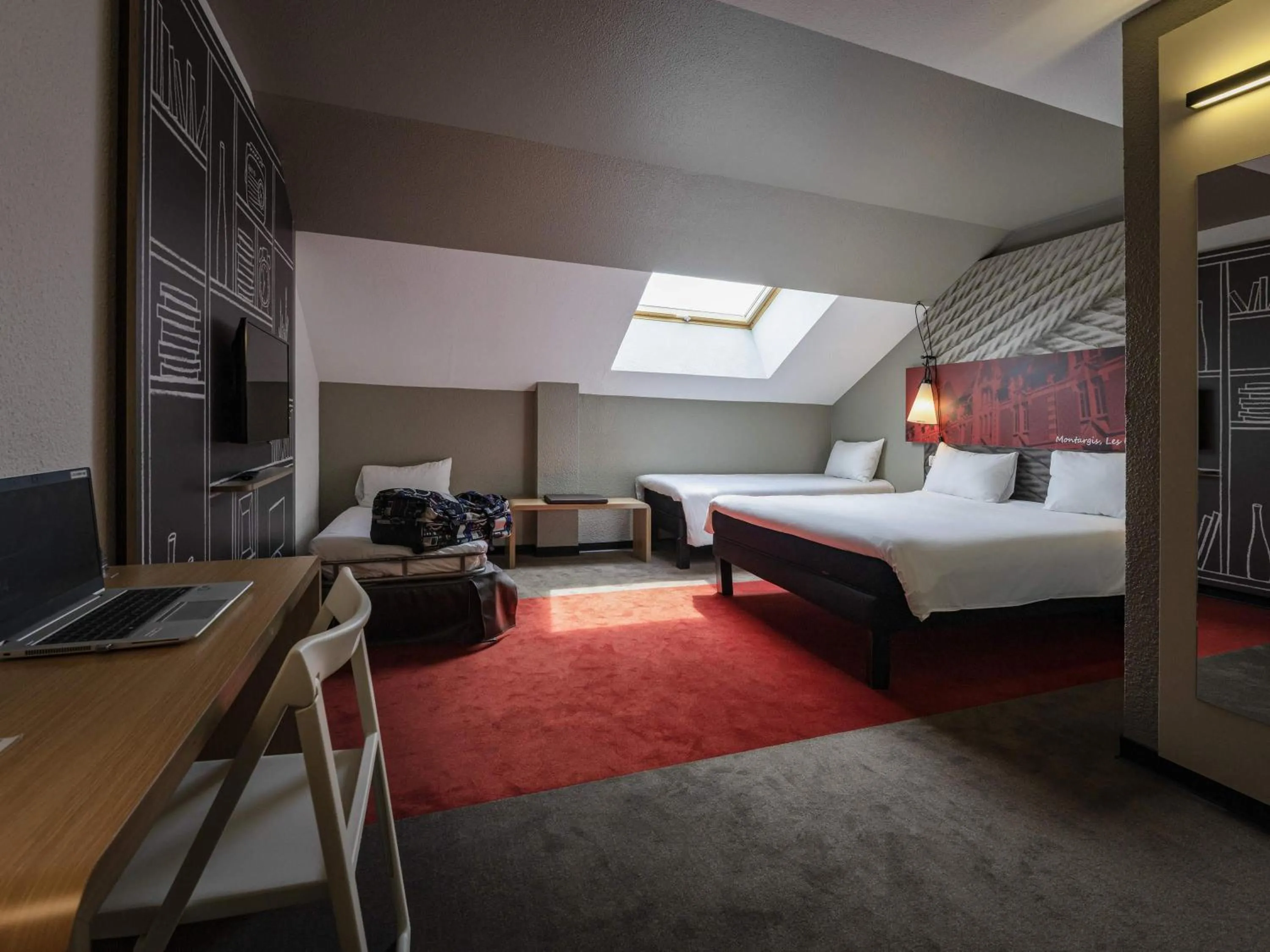 Bedroom, Bed in ibis Montargis