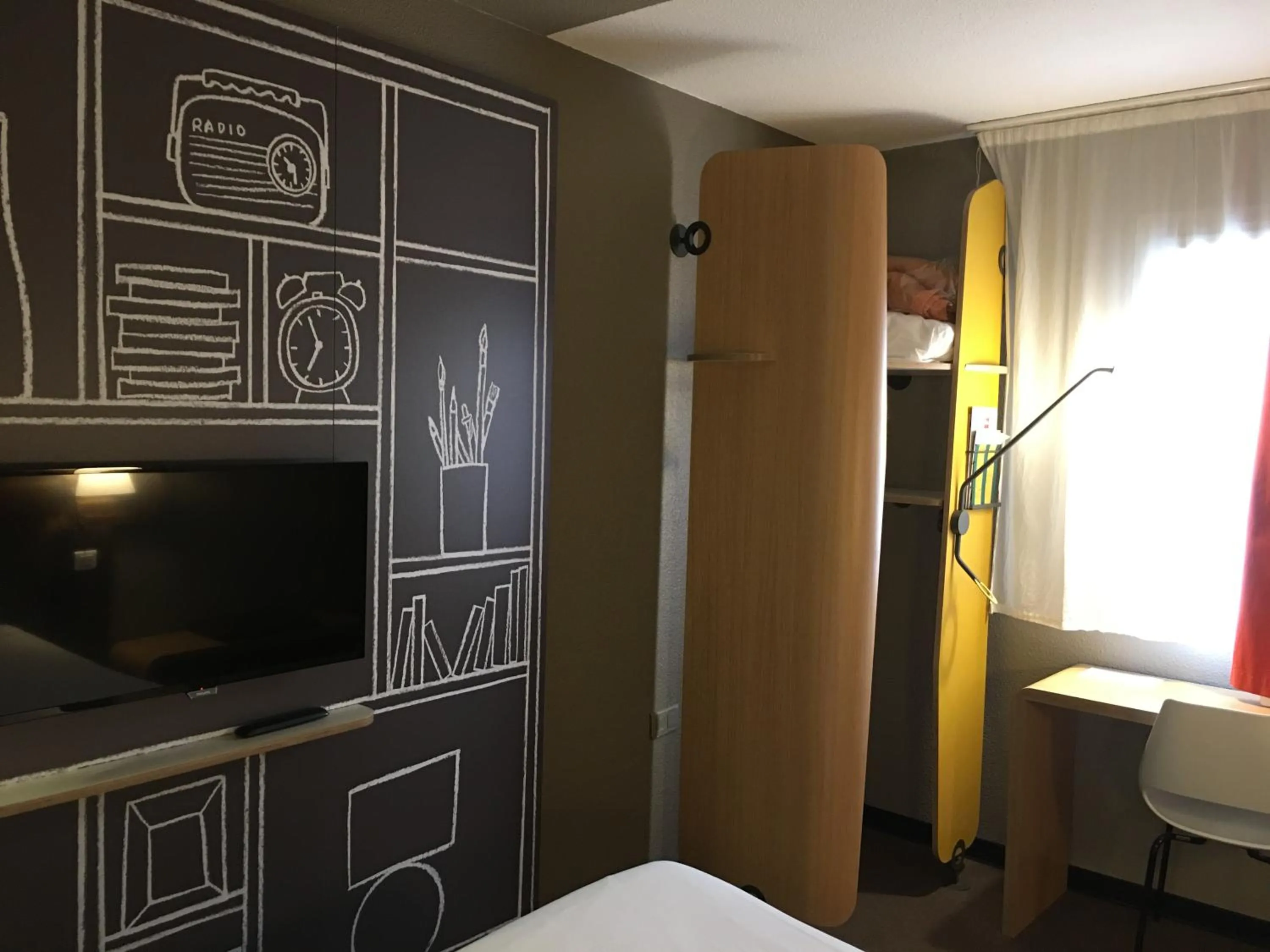 Bedroom, Bed in ibis Montargis