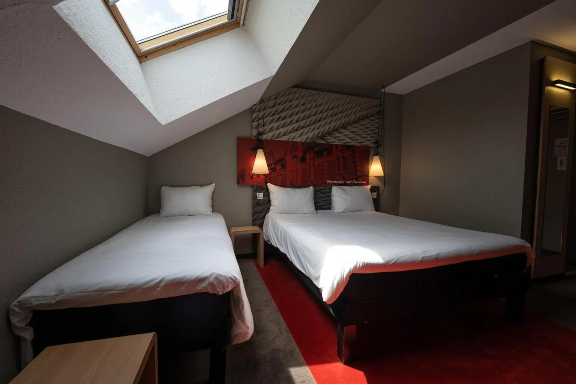 Bedroom, Bed in ibis Montargis