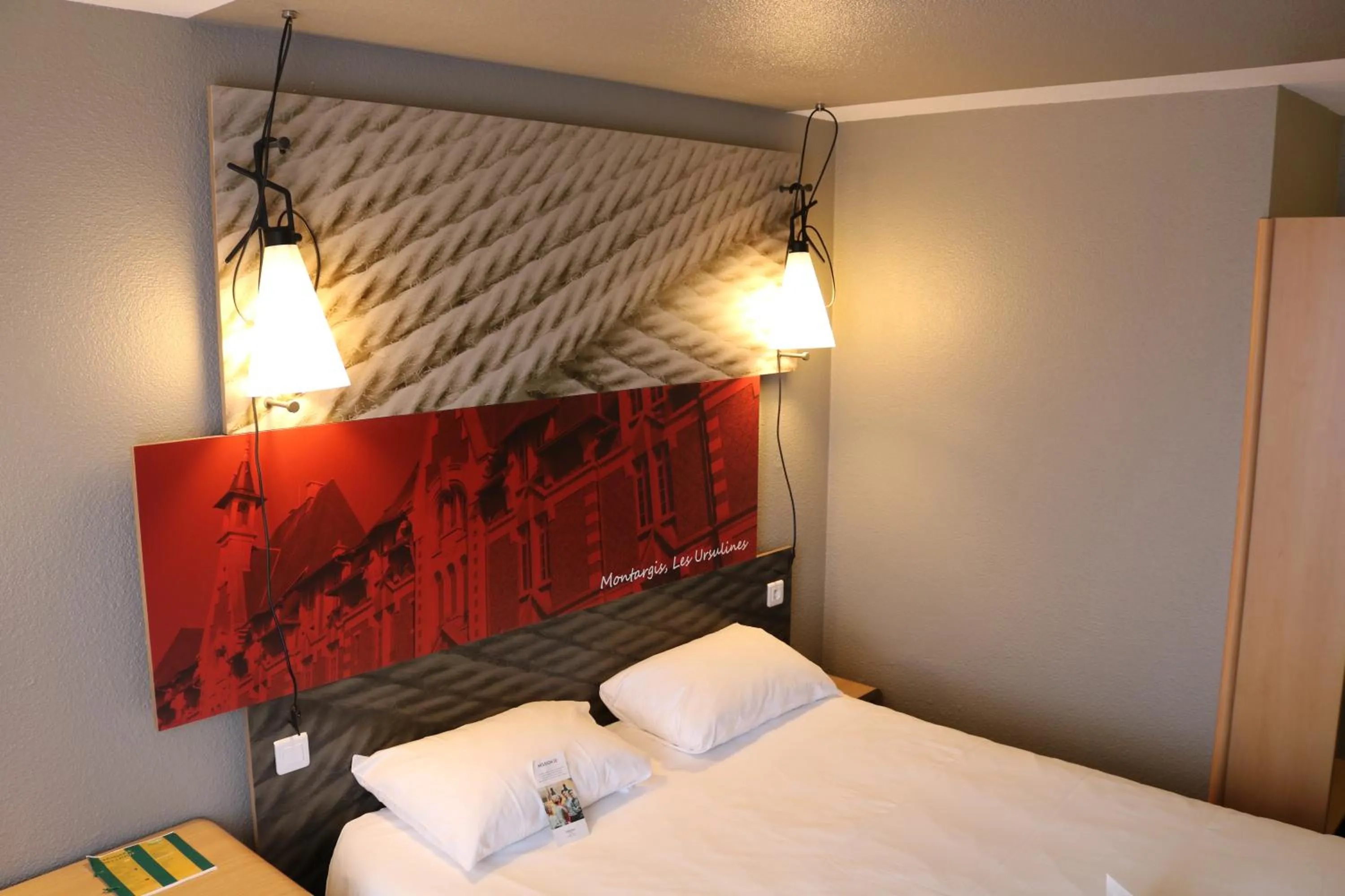 Bedroom, Bed in ibis Montargis