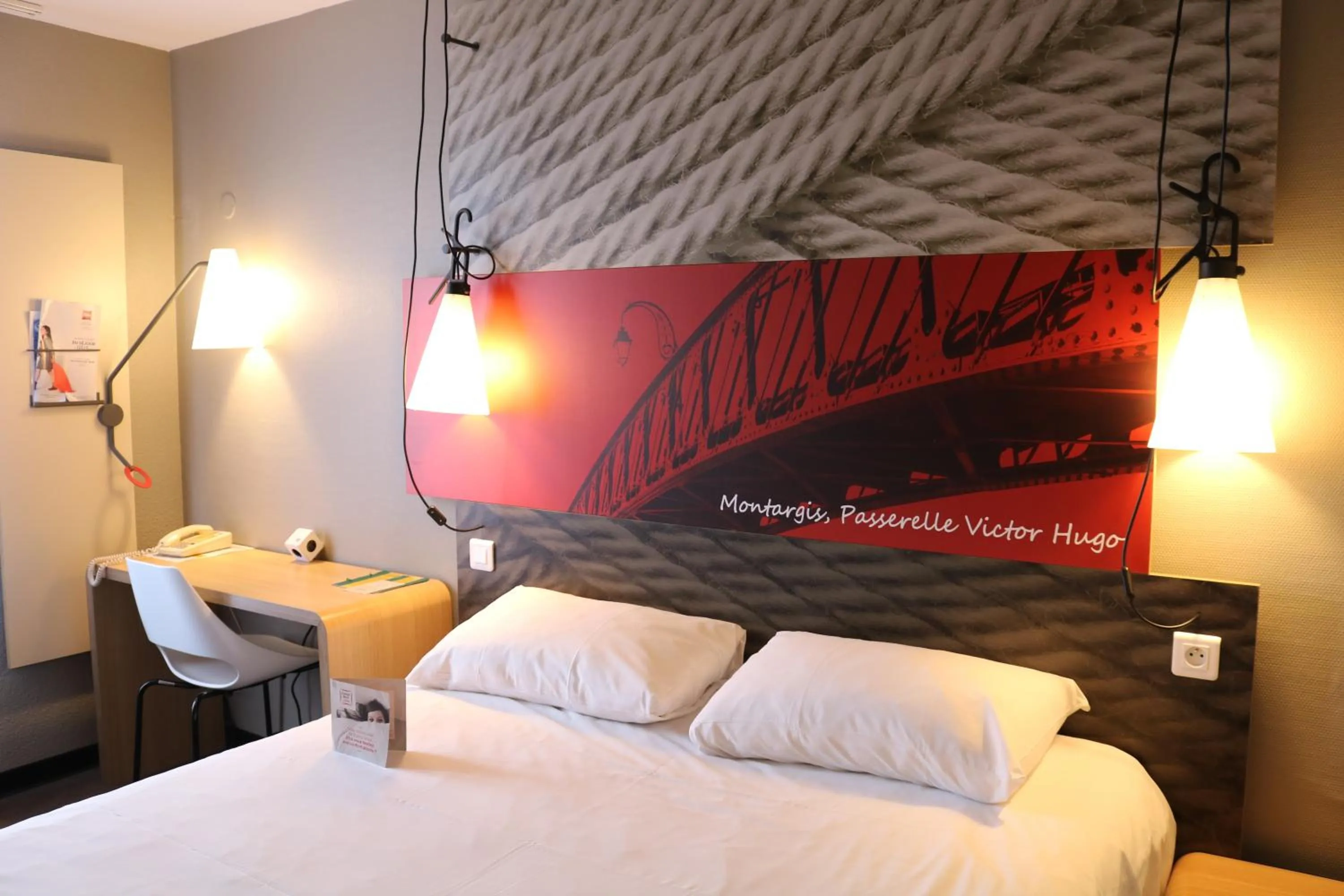 Bedroom, Bed in ibis Montargis