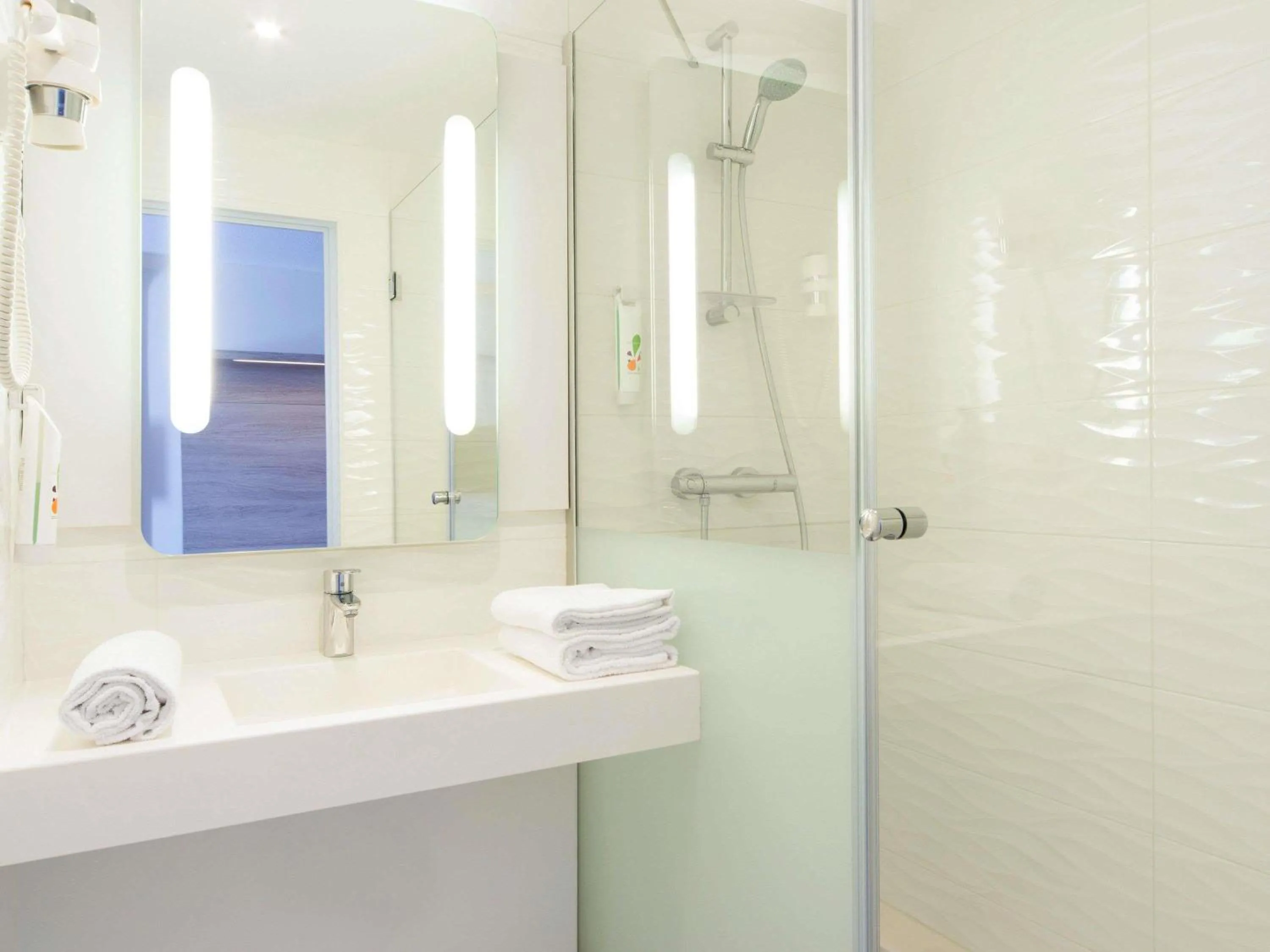 Bedroom in ibis Styles La Rochelle Centre Vieux Port