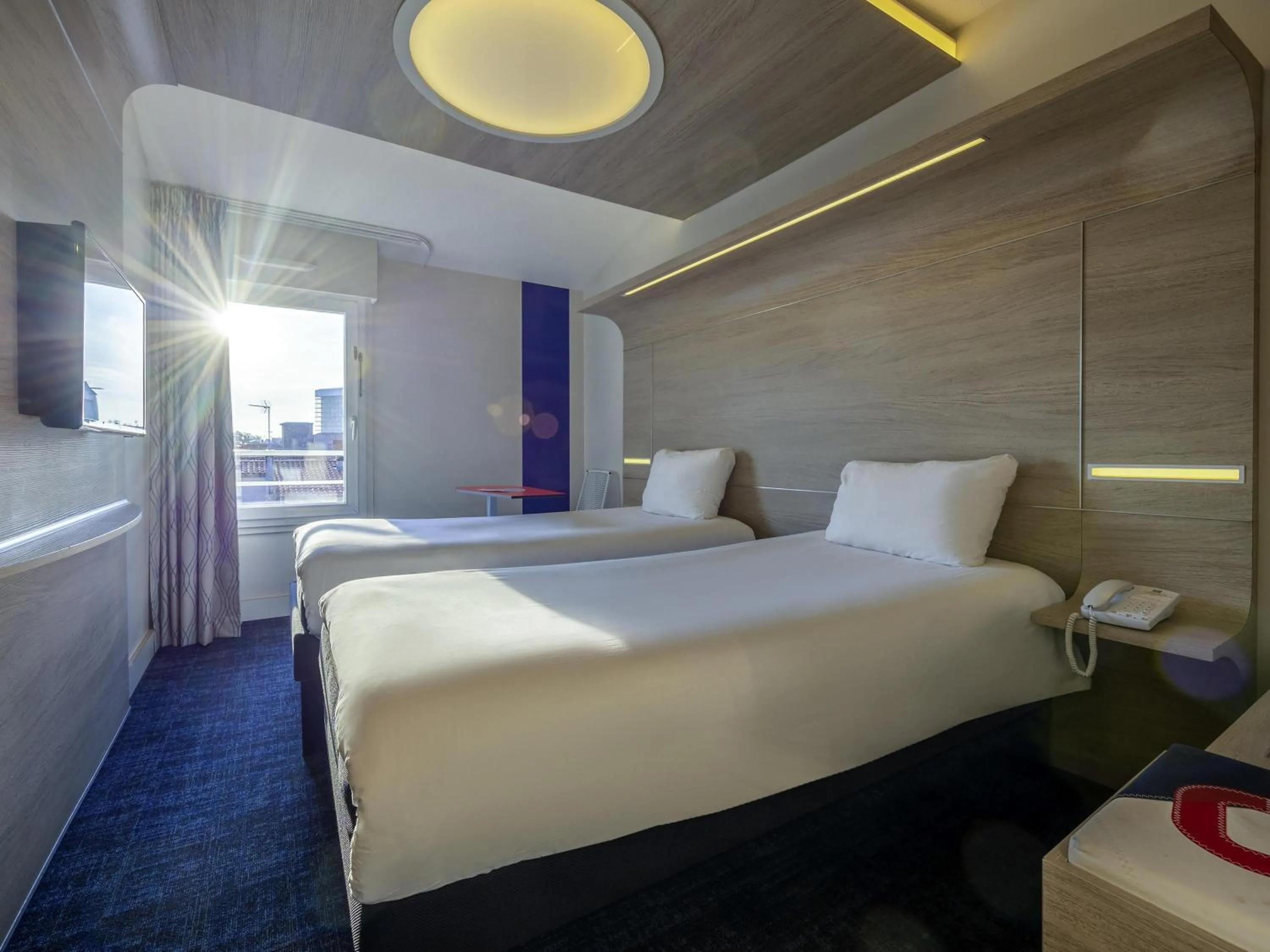 Bedroom, Bed in ibis Styles La Rochelle Centre Vieux Port