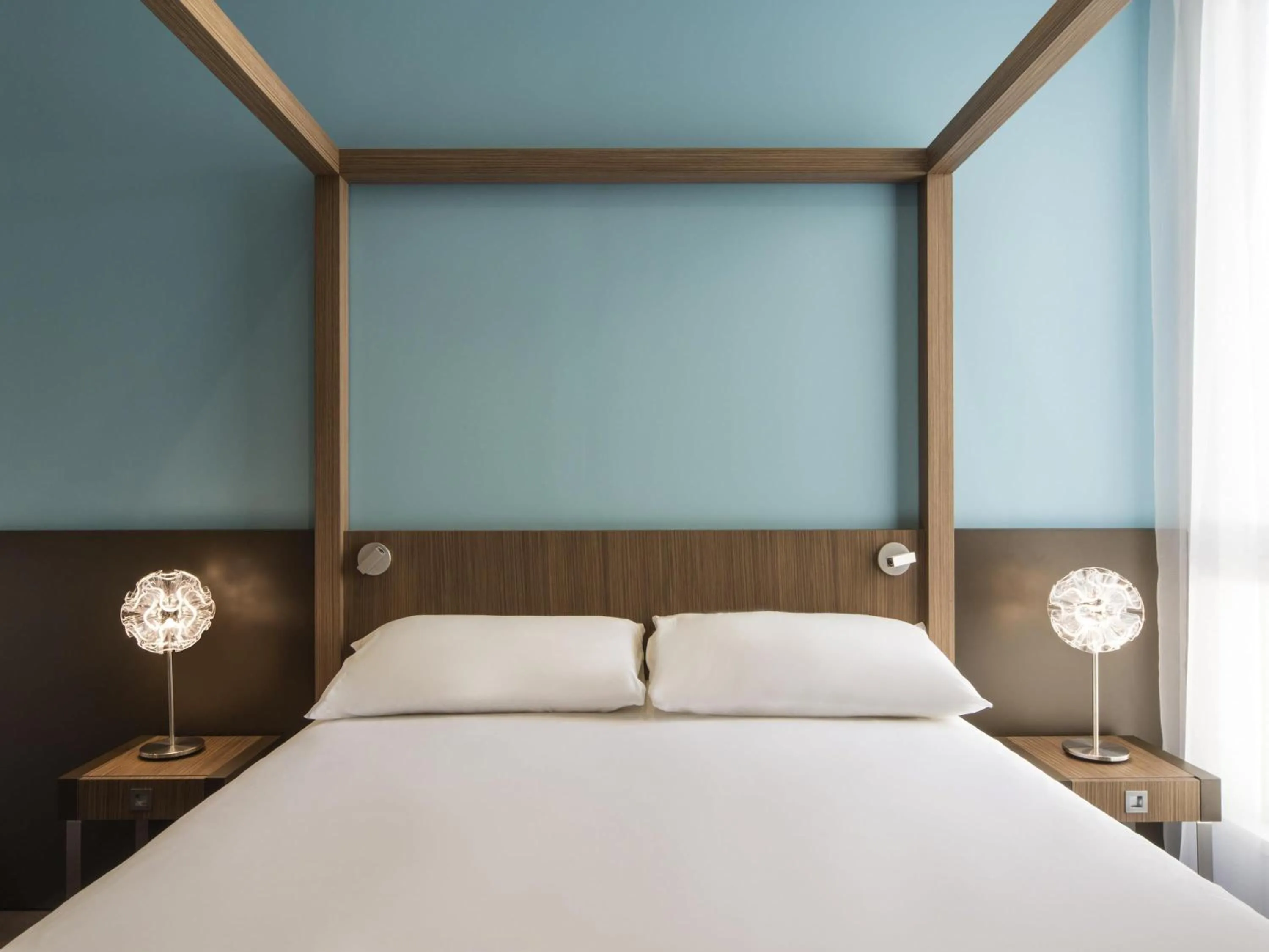 Photo of the whole room, Bed in ibis Styles La Rochelle Centre Vieux Port