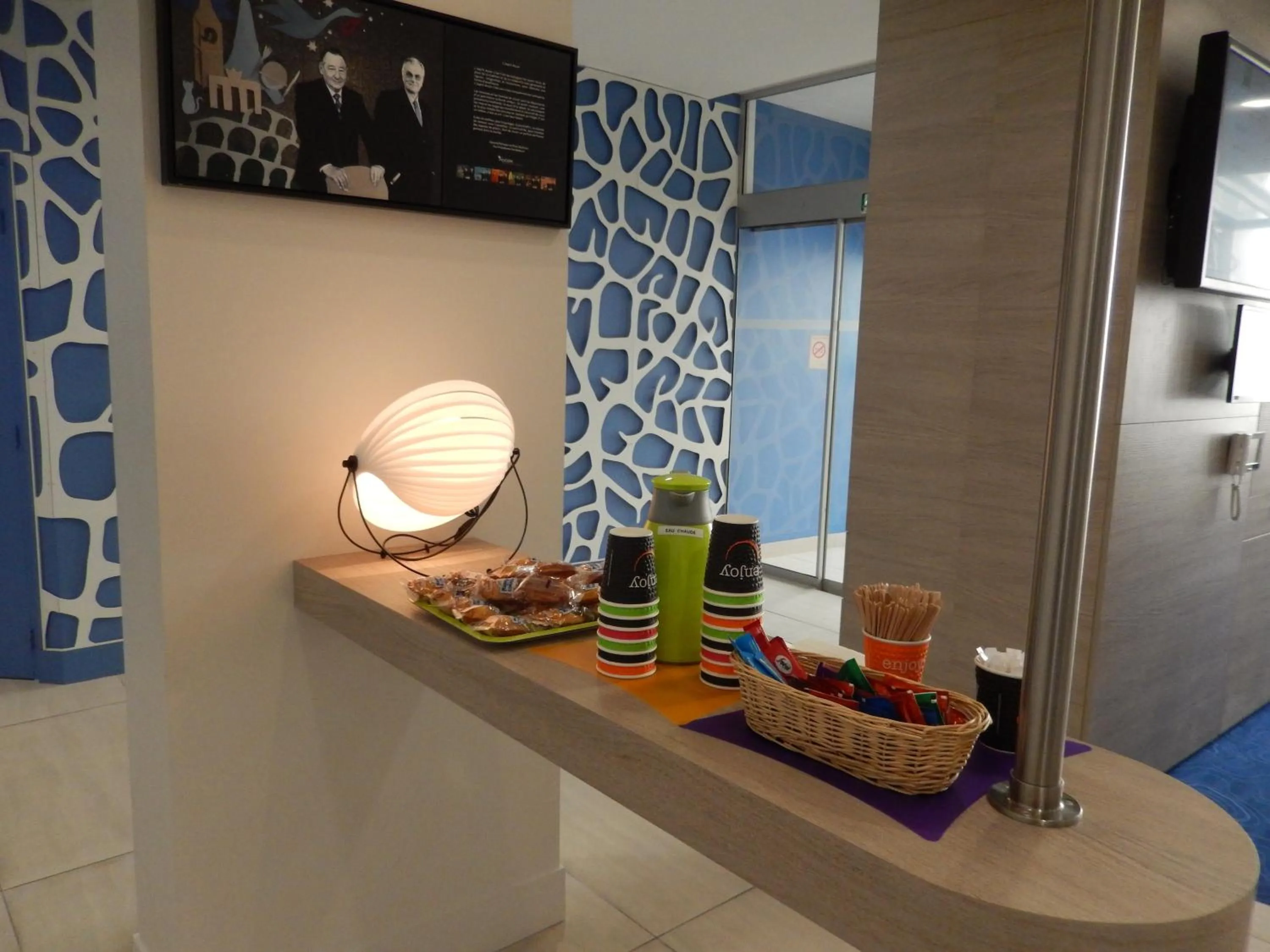 Lobby or reception in ibis Styles La Rochelle Centre Vieux Port