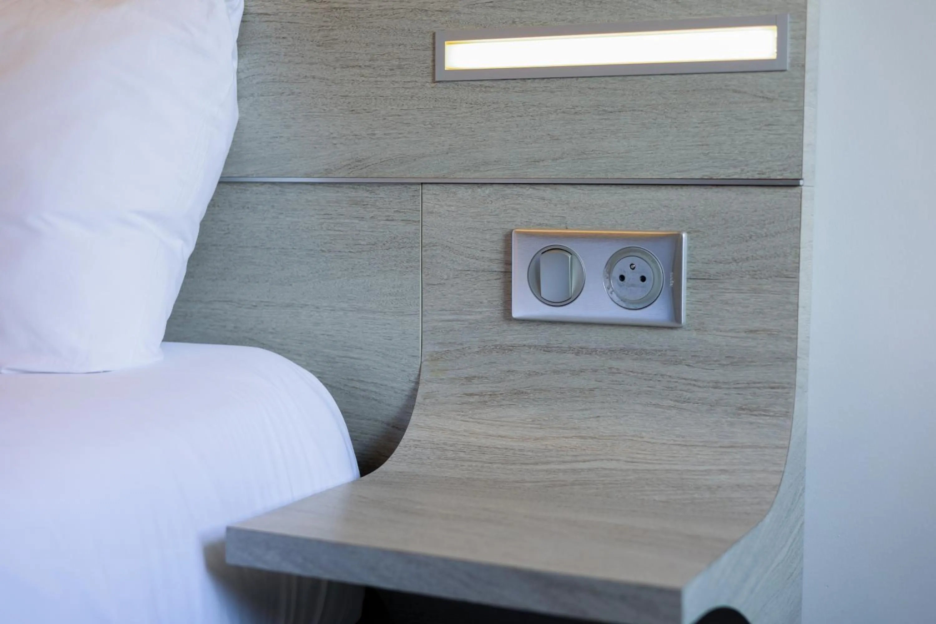 Bedroom, Bed in ibis Styles La Rochelle Centre Vieux Port