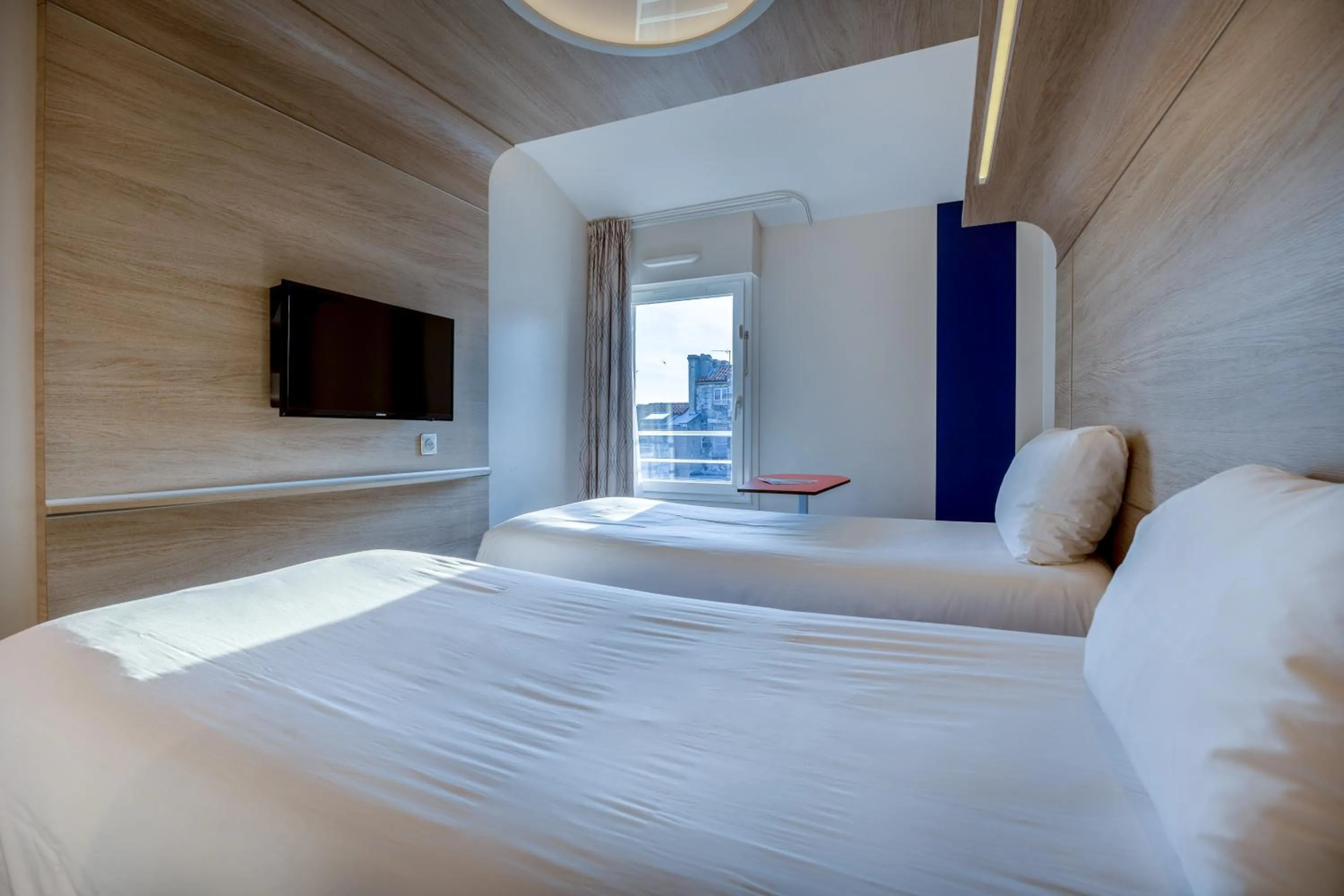 Bedroom, Bed in ibis Styles La Rochelle Centre Vieux Port