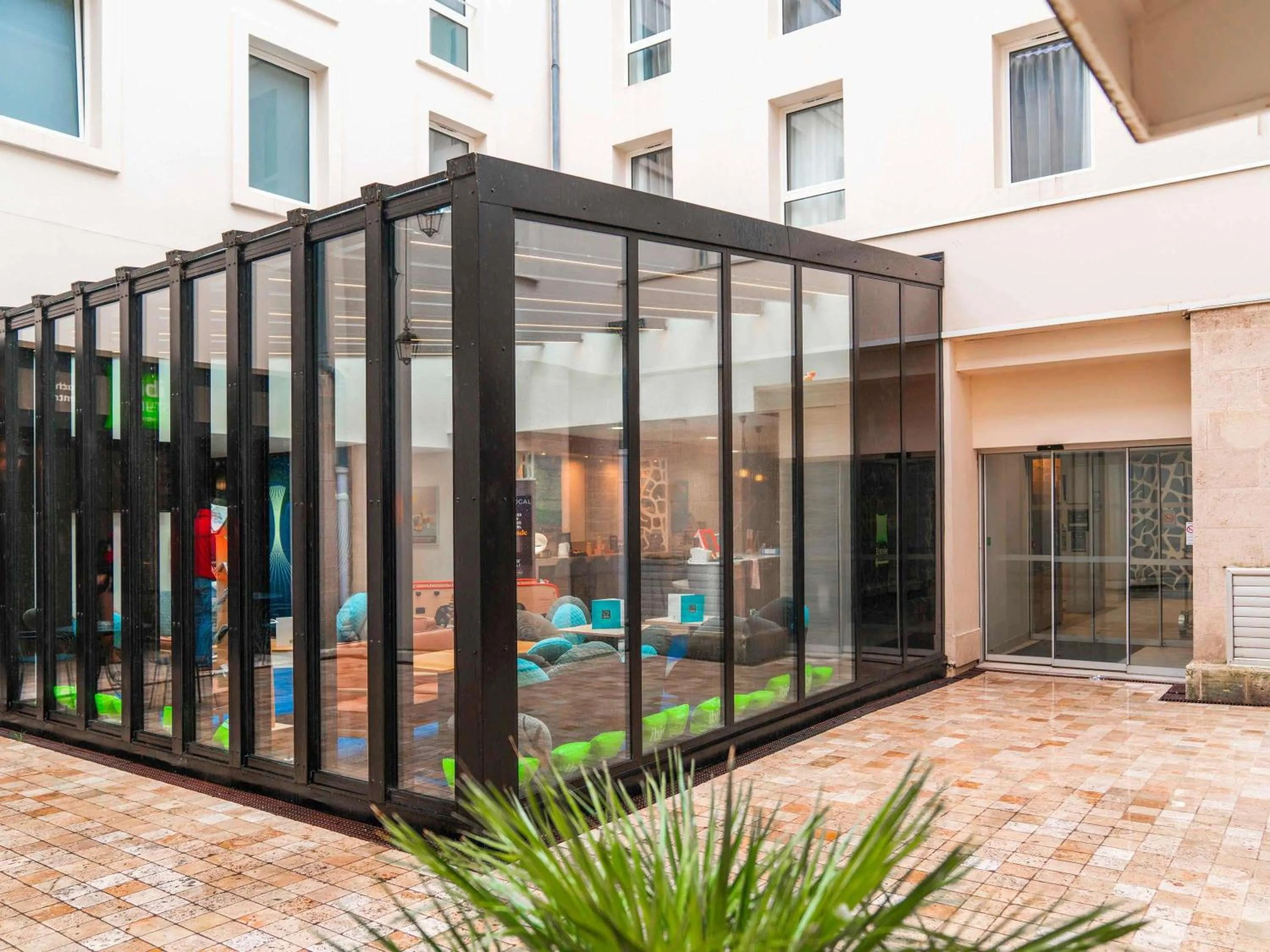 Lounge or bar in ibis Styles La Rochelle Centre Vieux Port