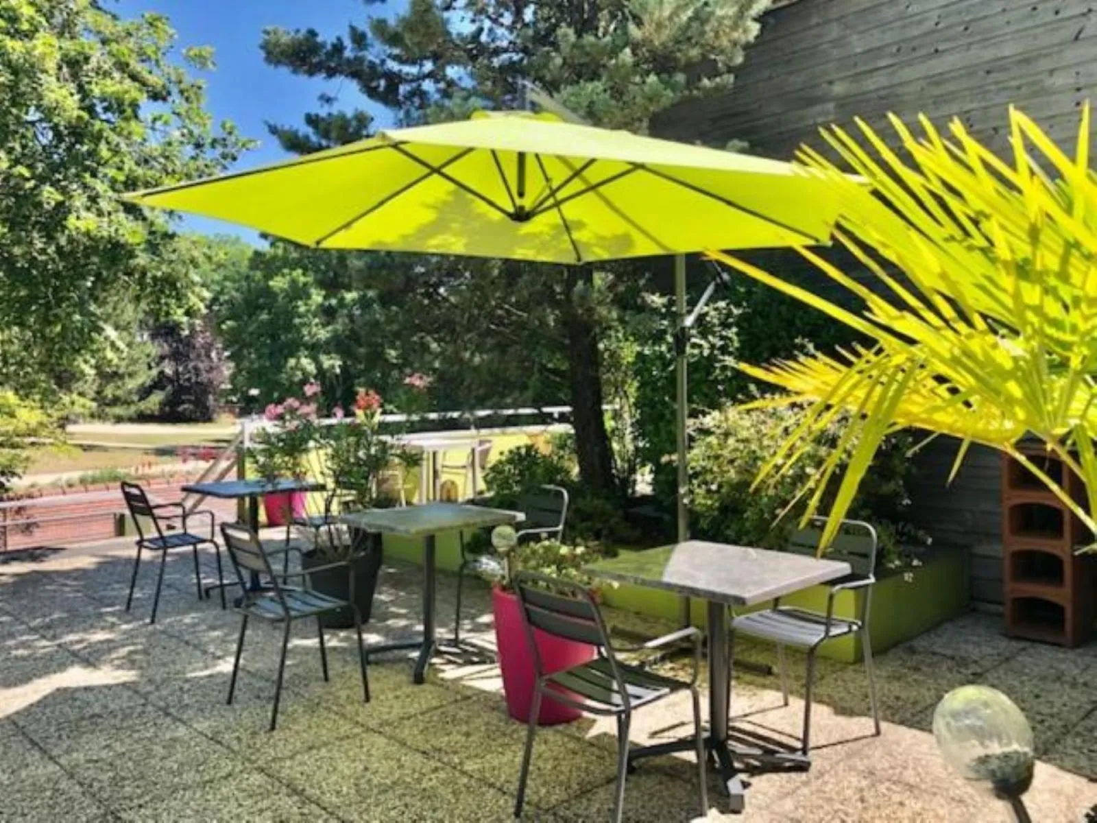 Patio in B&B HOTEL Chartres Centre Cathédrale 3 étoiles