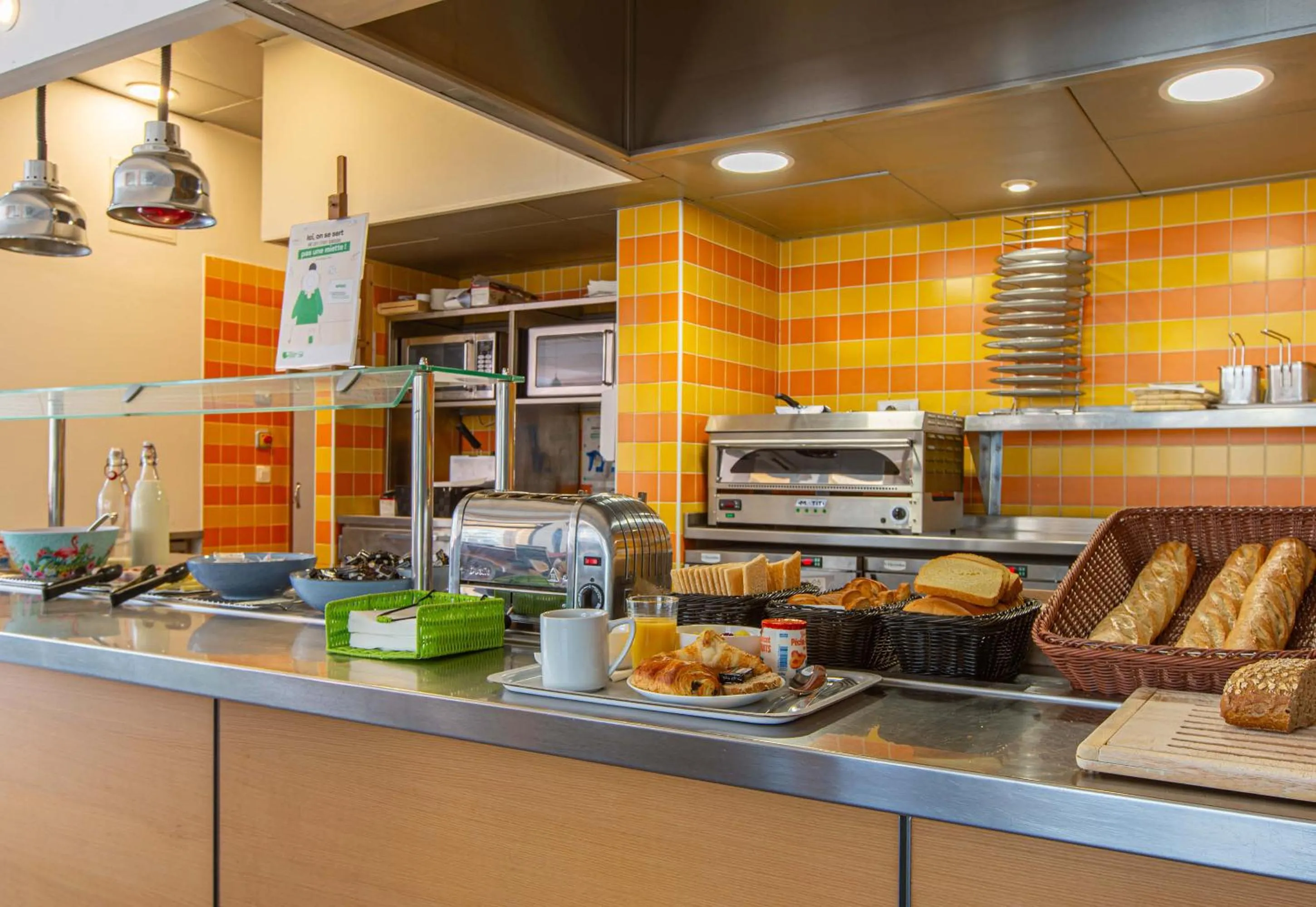 Buffet breakfast in B&B HOTEL Chartres Centre Cathédrale 3 étoiles