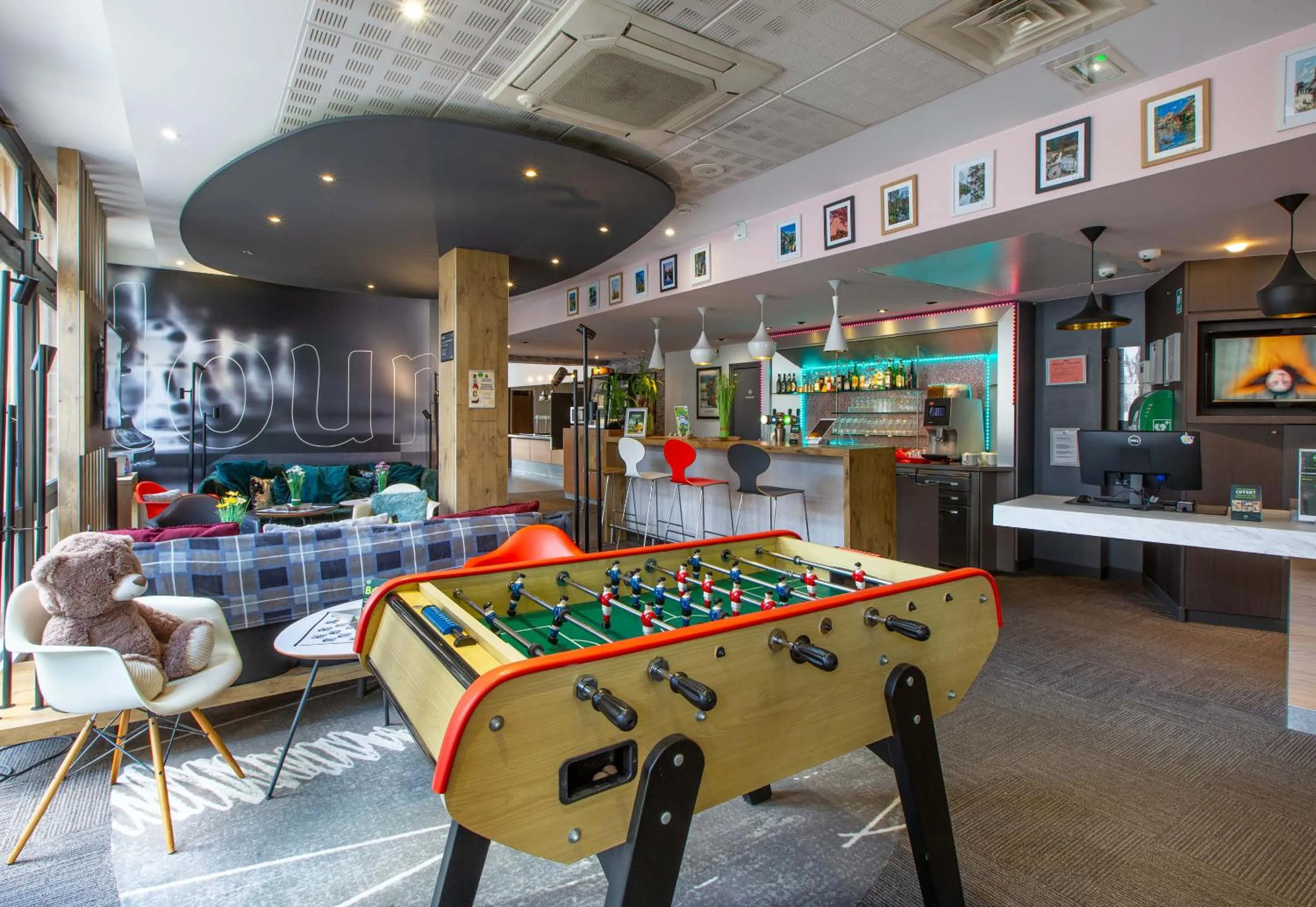 Communal lounge/ TV room in B&B HOTEL Chartres Centre Cathédrale 3 étoiles