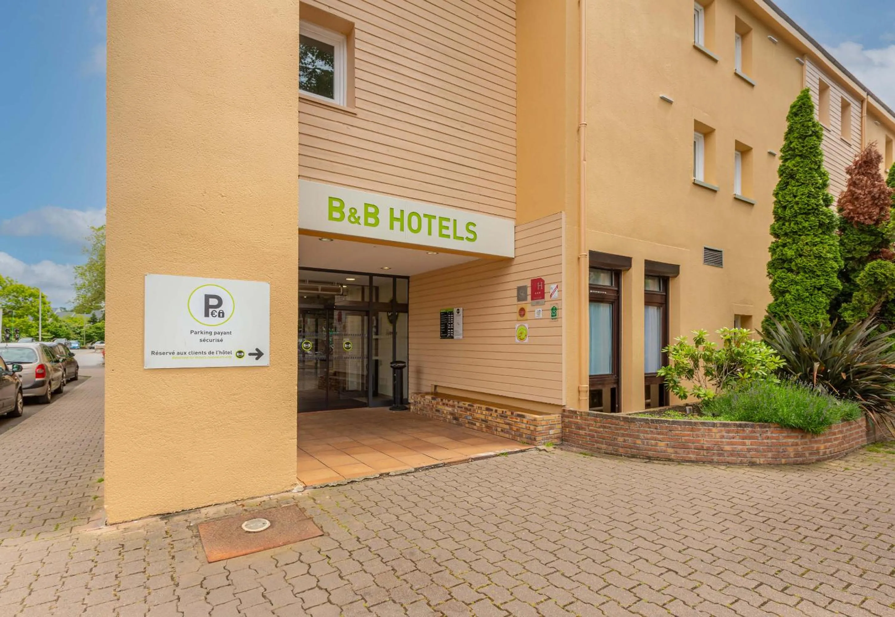 Facade/entrance in B&B HOTEL Chartres Centre Cathédrale 3 étoiles