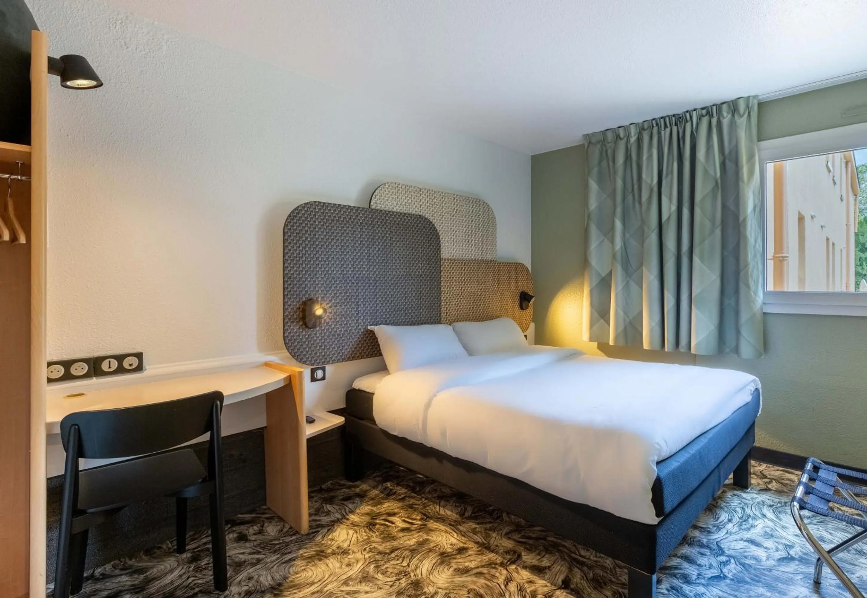 Bedroom, Bed in B&B HOTEL Chartres Centre Cathédrale 3 étoiles