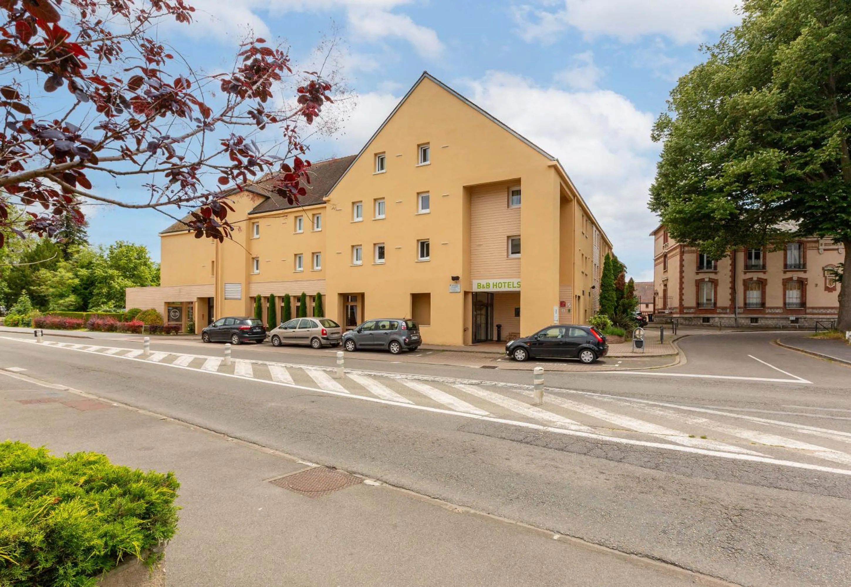 Property building in B&B HOTEL Chartres Centre Cathédrale 3 étoiles