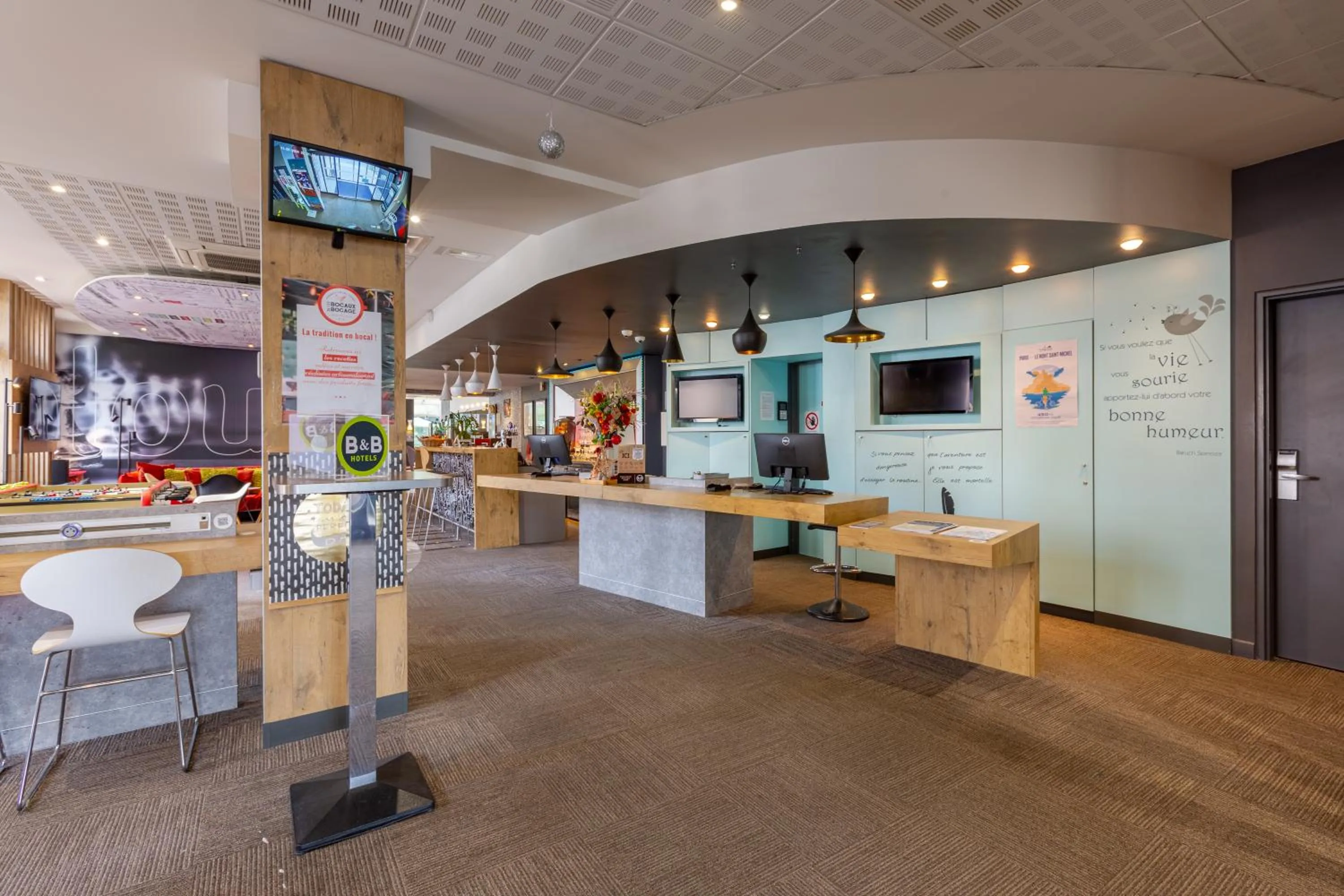 Living room in B&B HOTEL Chartres Centre Cathédrale 3 étoiles