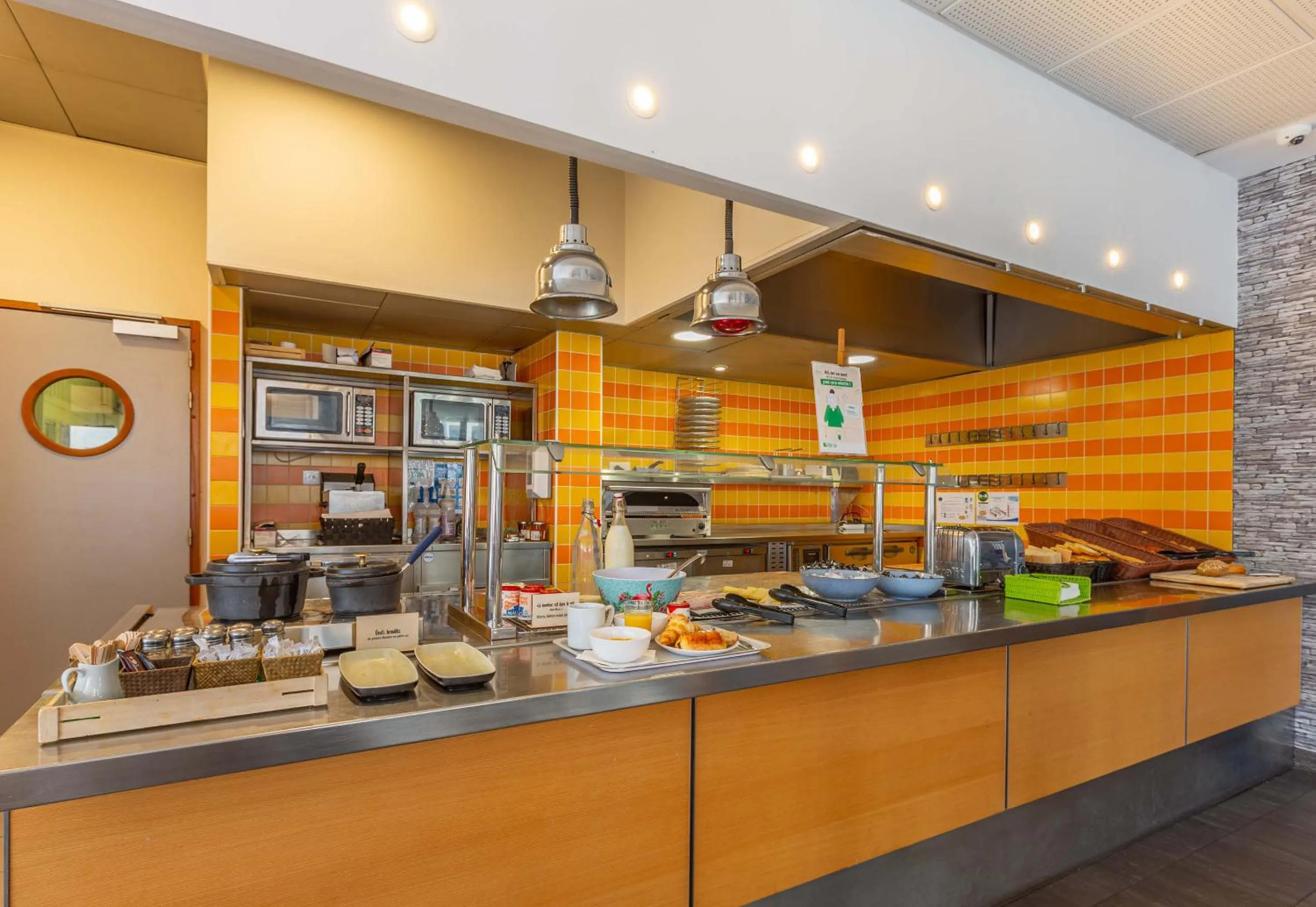 Buffet breakfast in B&B HOTEL Chartres Centre Cathédrale 3 étoiles