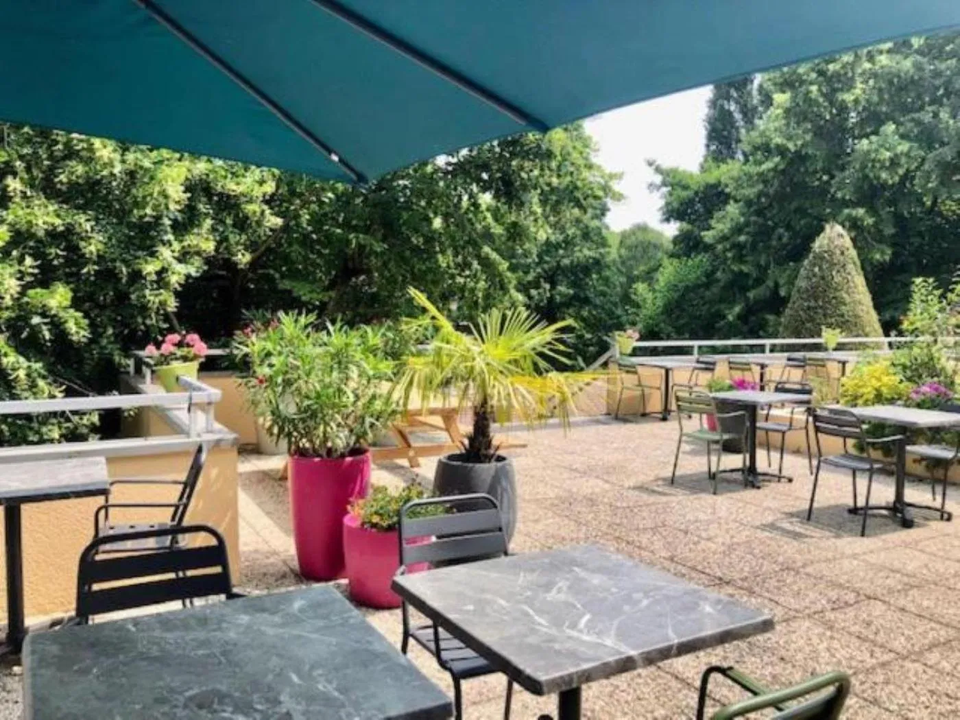 Patio in B&B HOTEL Chartres Centre Cathédrale 3 étoiles