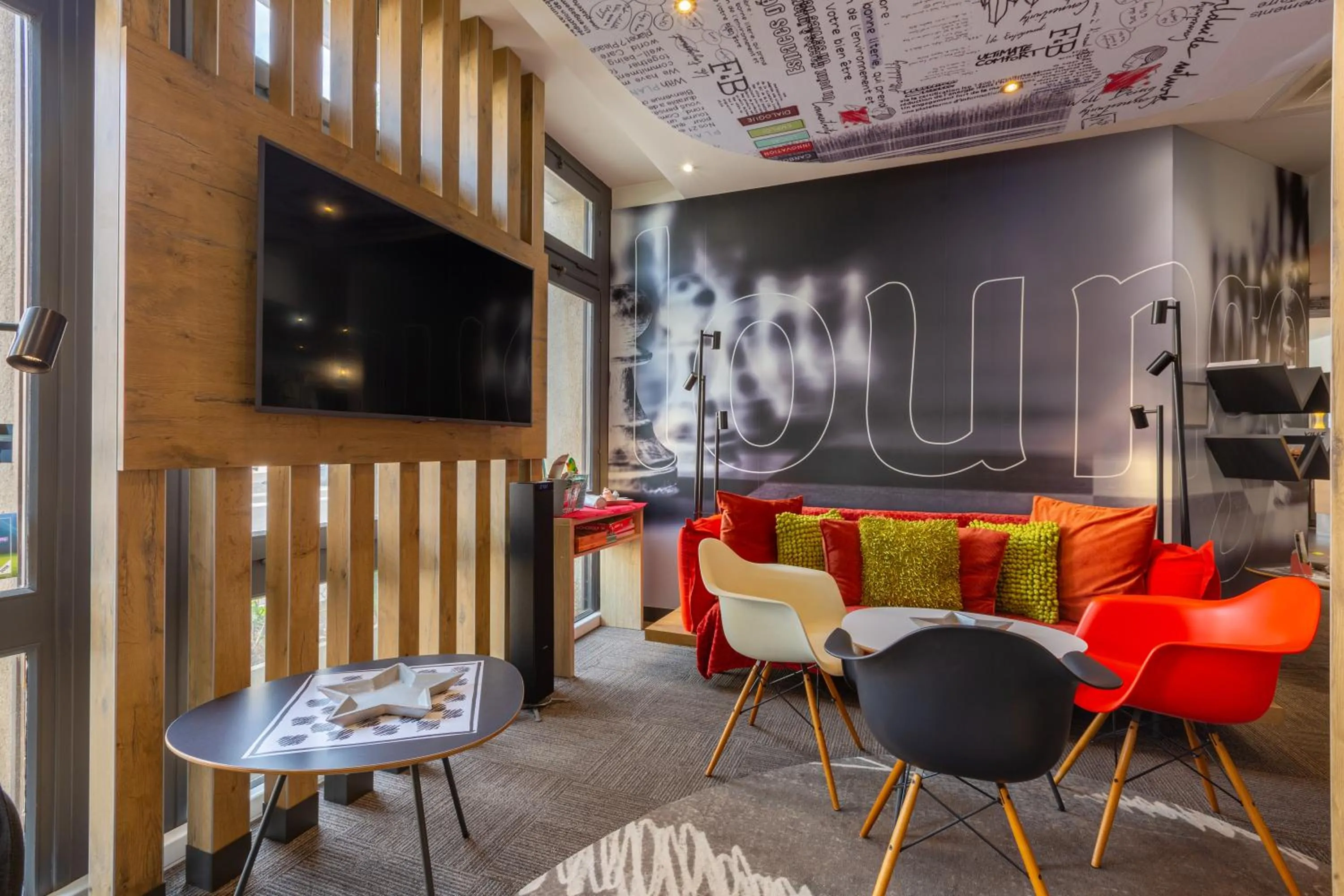 Communal lounge/ TV room in B&B HOTEL Chartres Centre Cathédrale 3 étoiles