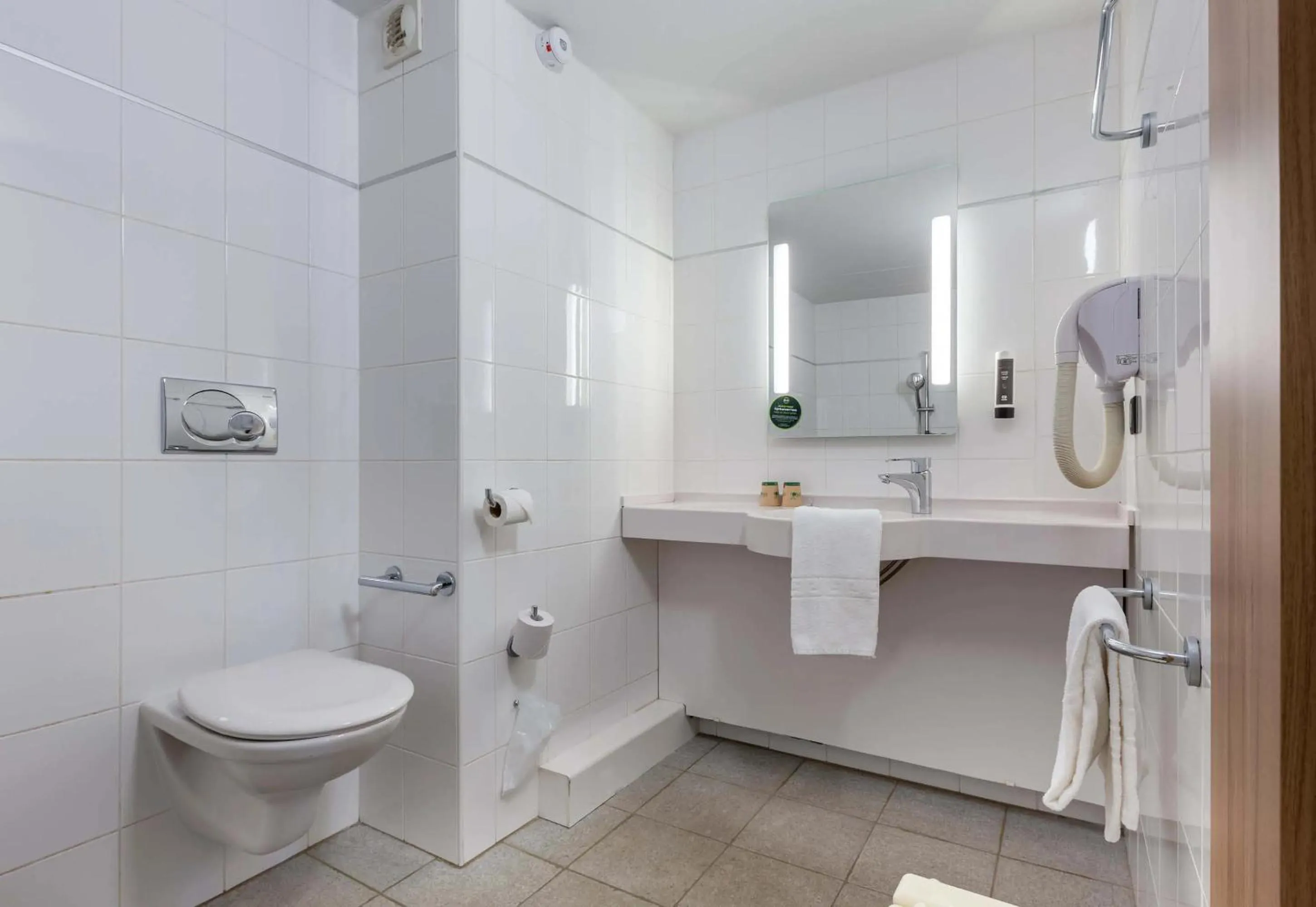 Shower in B&B HOTEL Chartres Centre Cathédrale 3 étoiles