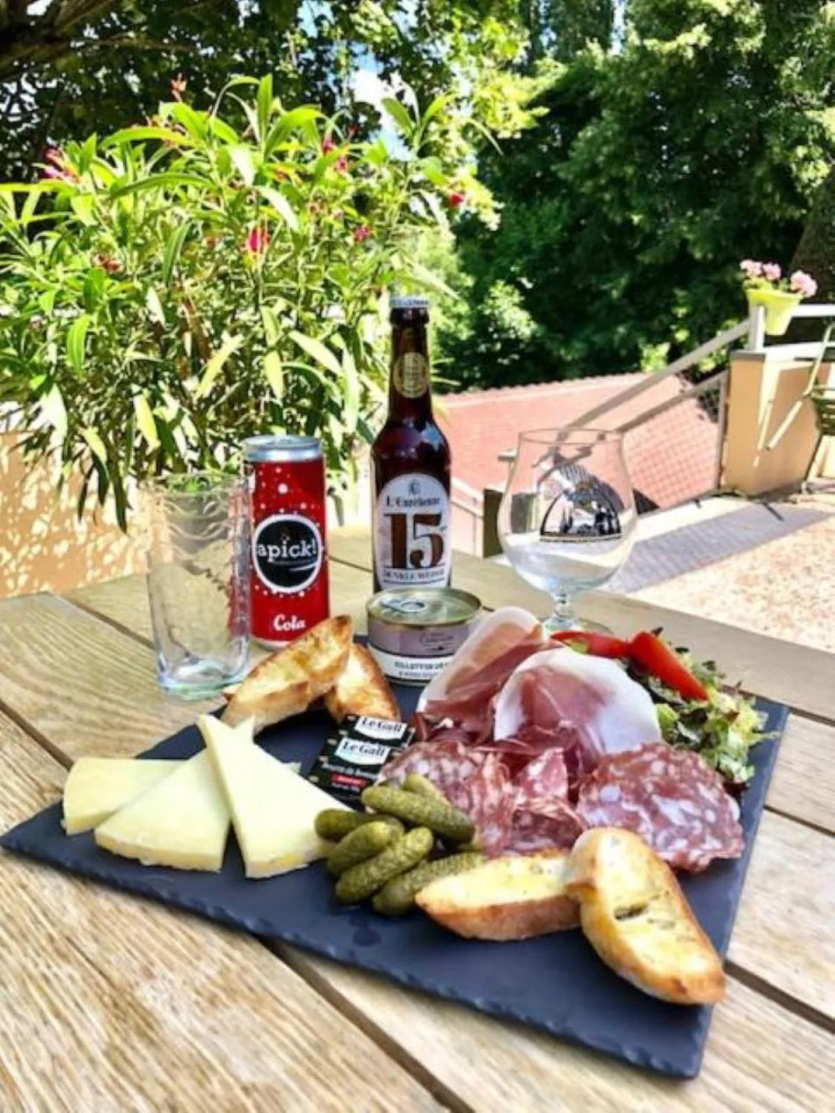 Restaurant/places to eat in B&B HOTEL Chartres Centre Cathédrale 3 étoiles