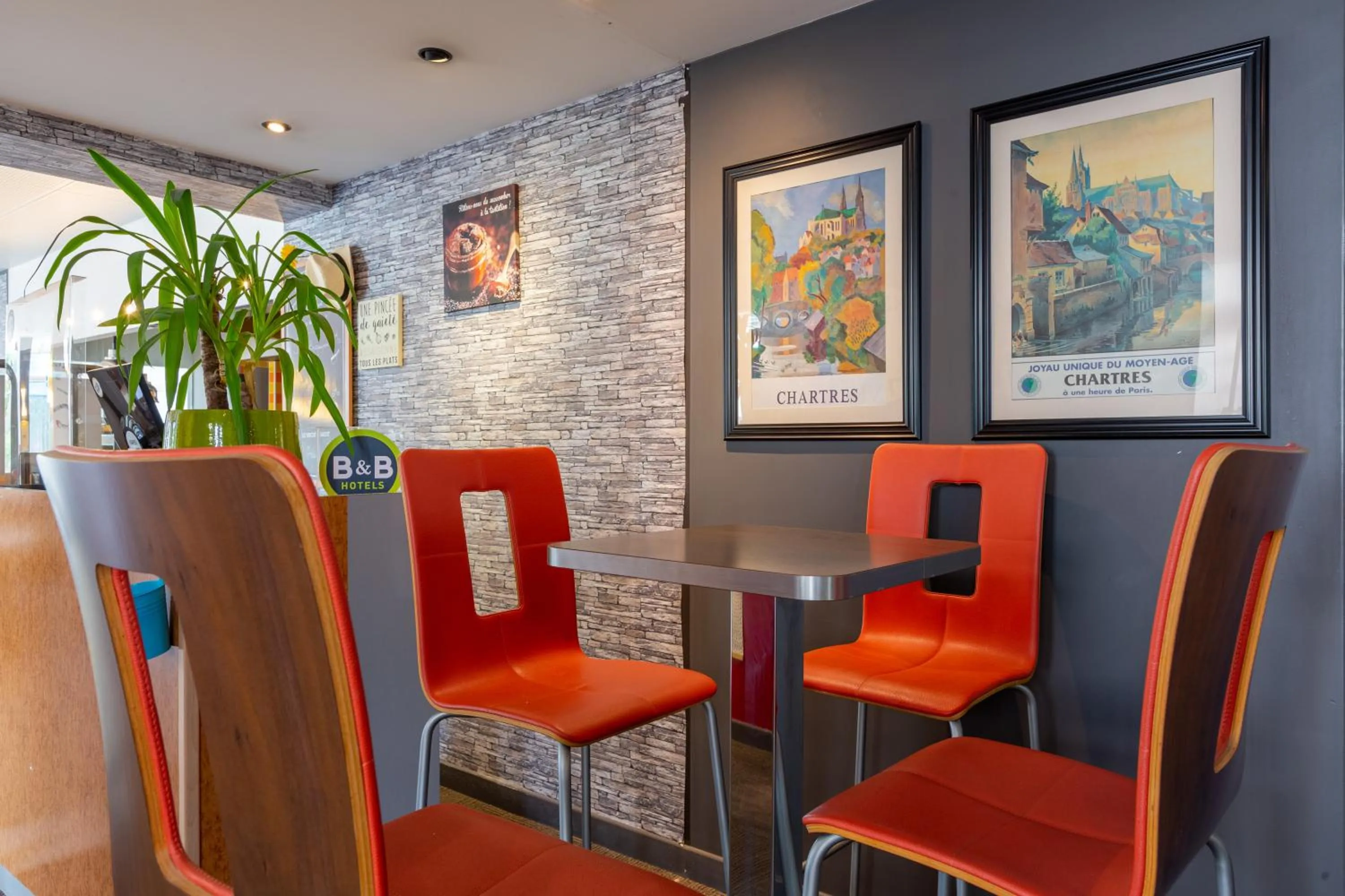 Seating area in B&B HOTEL Chartres Centre Cathédrale 3 étoiles