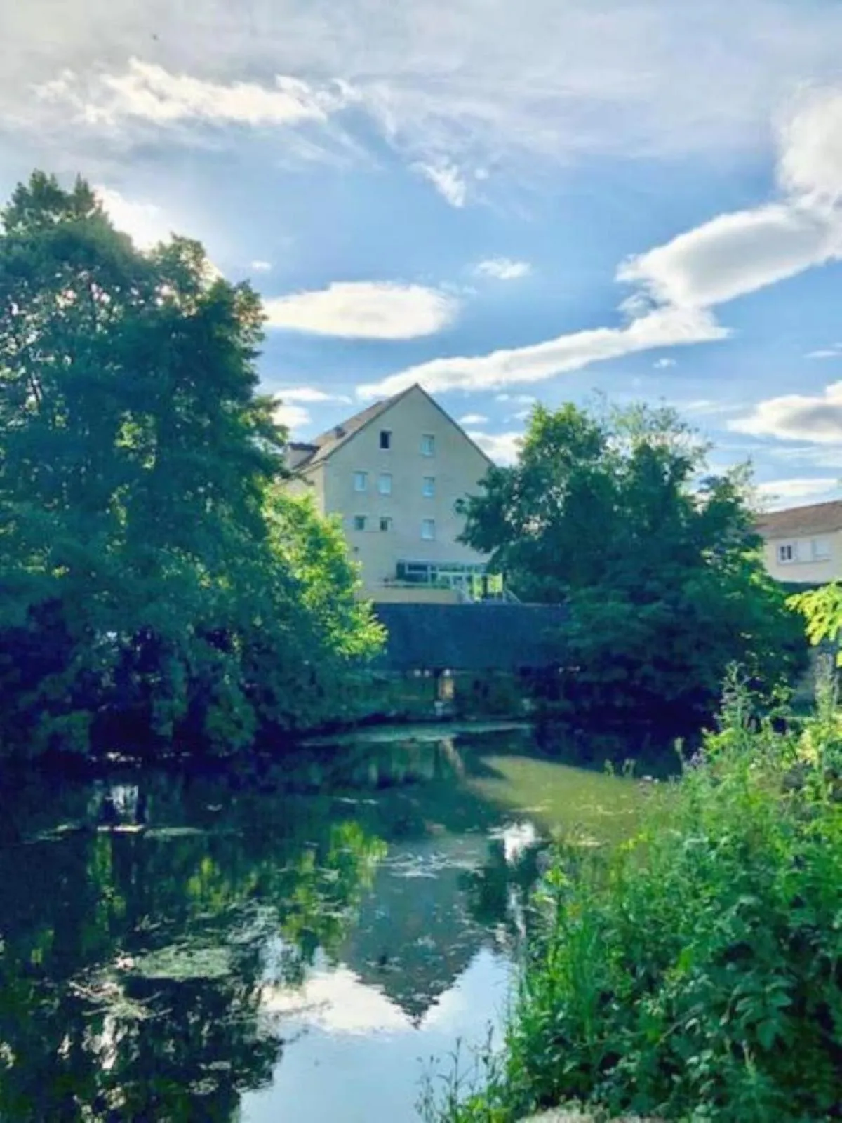 Property building in B&B HOTEL Chartres Centre Cathédrale 3 étoiles