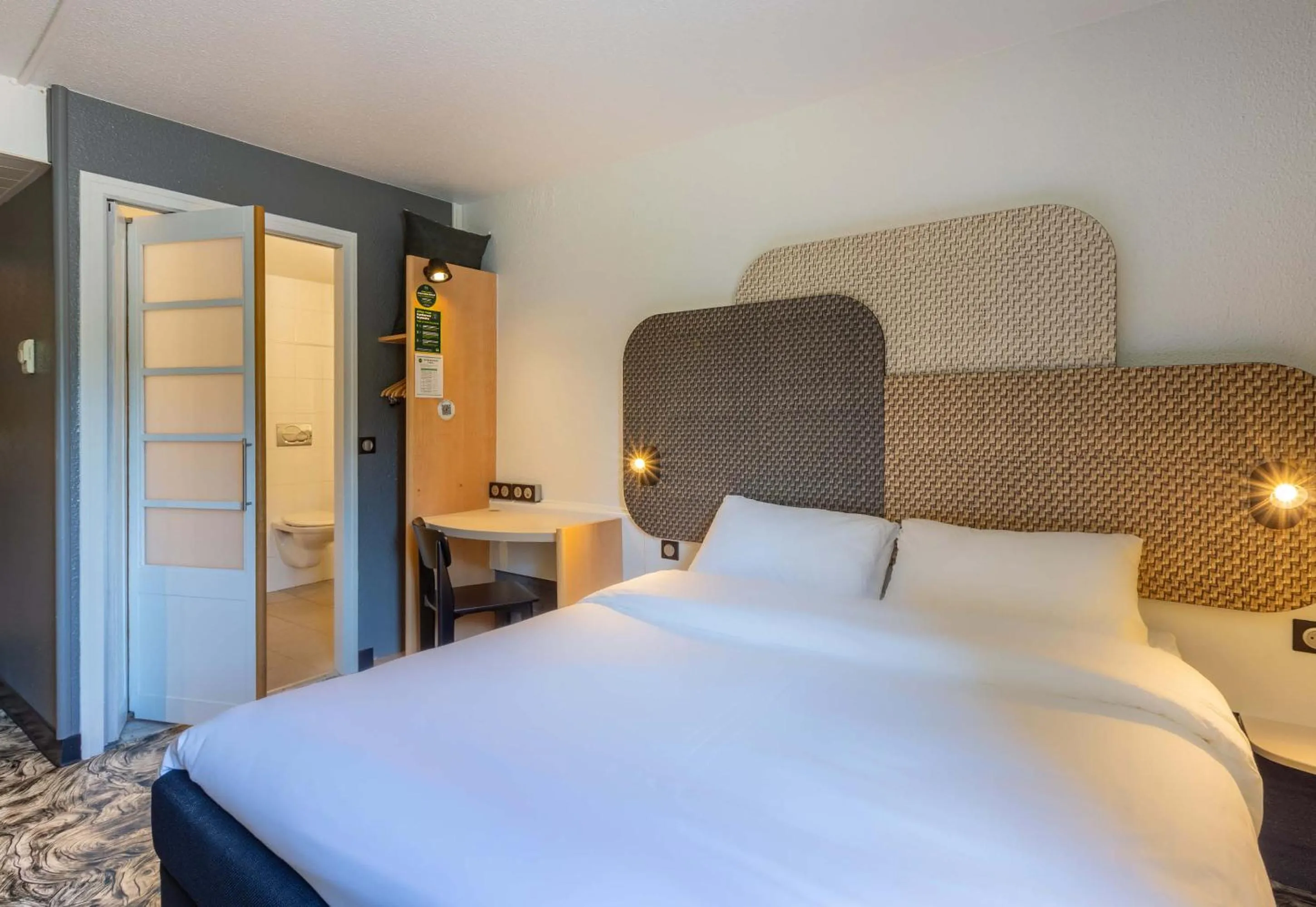 Bedroom, Bed in B&B HOTEL Chartres Centre Cathédrale 3 étoiles