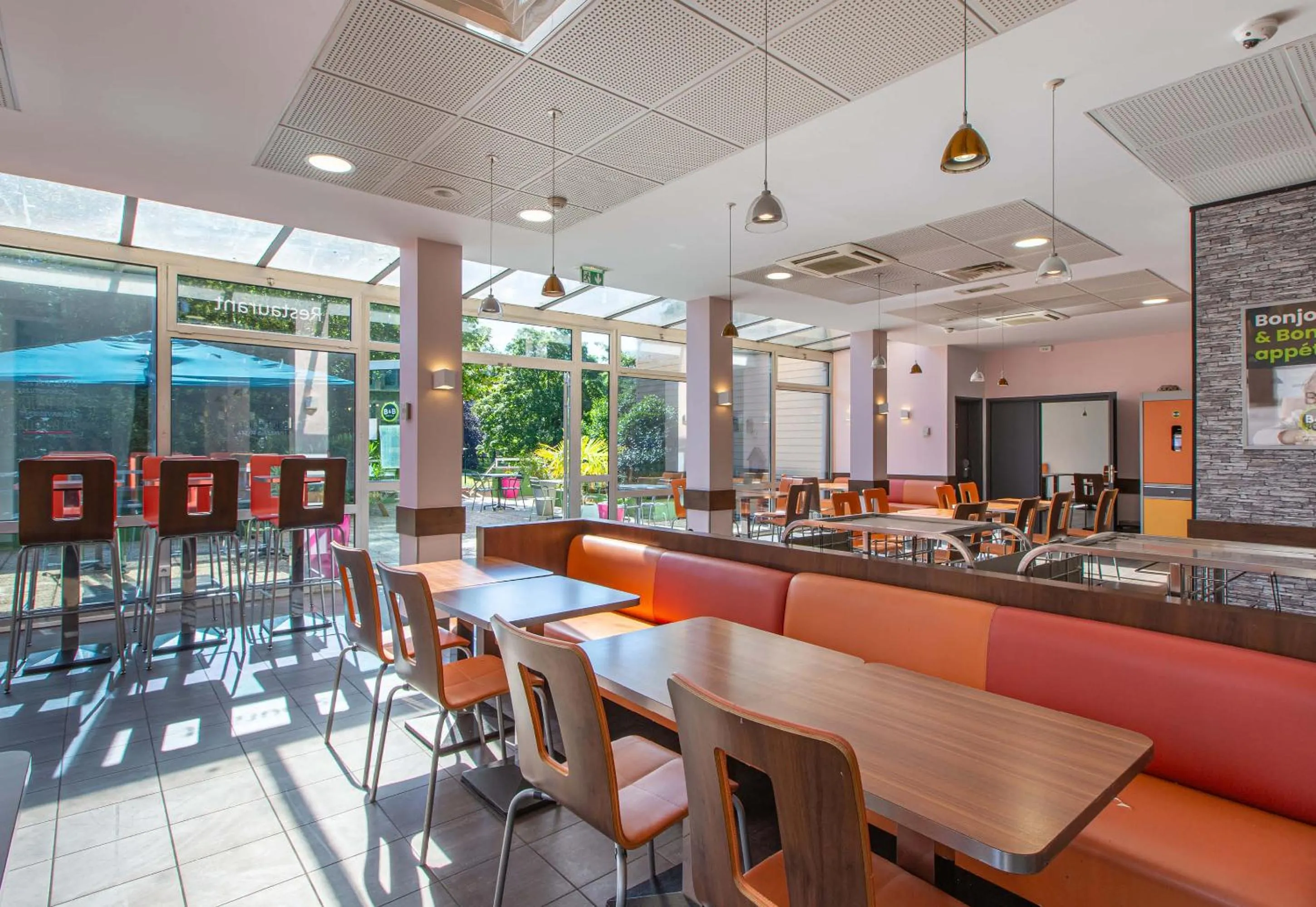 Restaurant/places to eat in B&B HOTEL Chartres Centre Cathédrale 3 étoiles