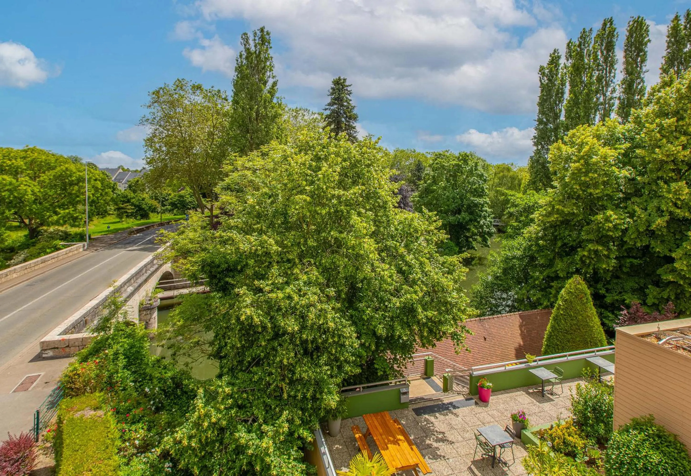 Patio in B&B HOTEL Chartres Centre Cathédrale 3 étoiles