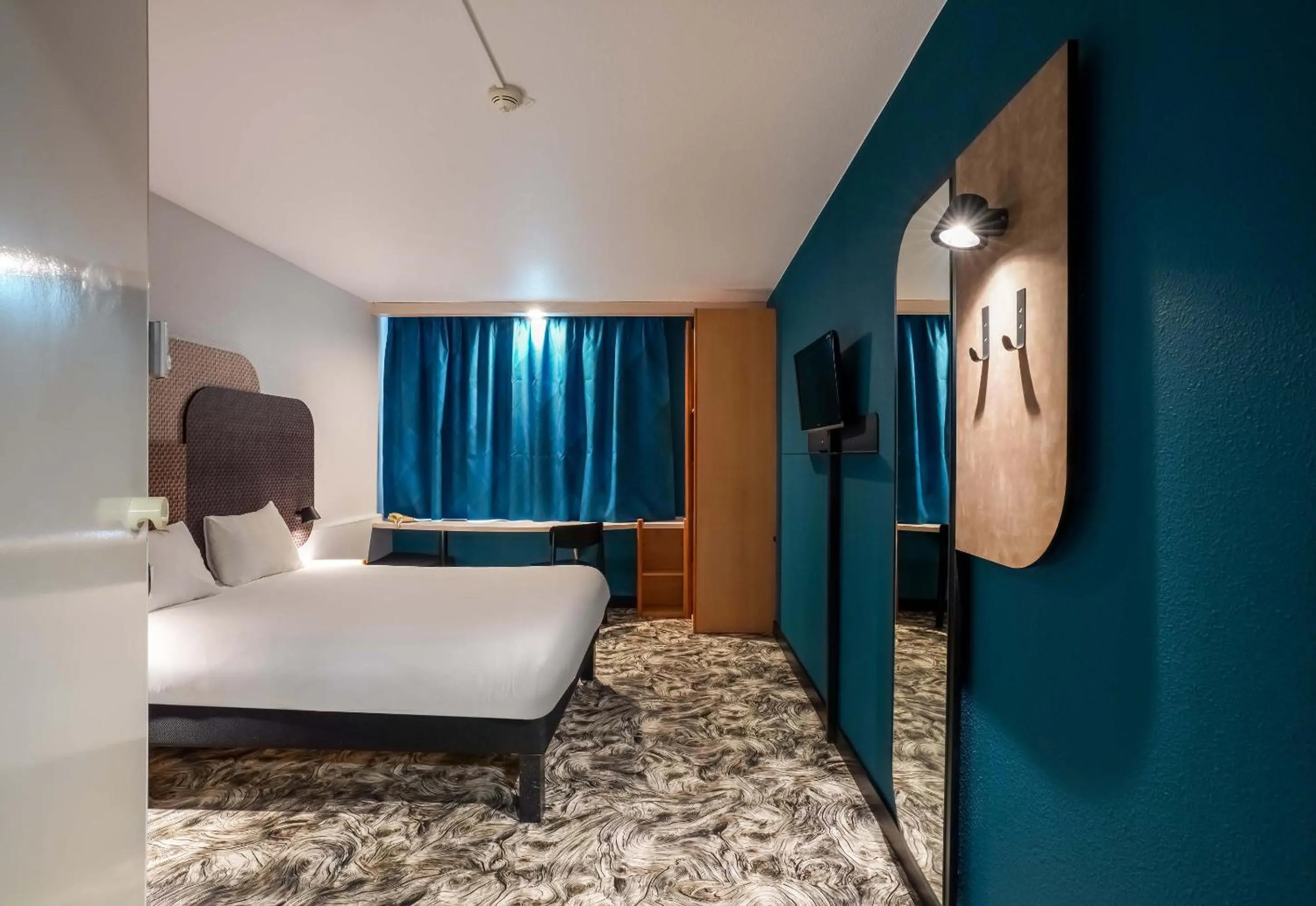Facility for disabled guests, Bed in B&B HOTEL Chartres Centre Cathédrale 3 étoiles