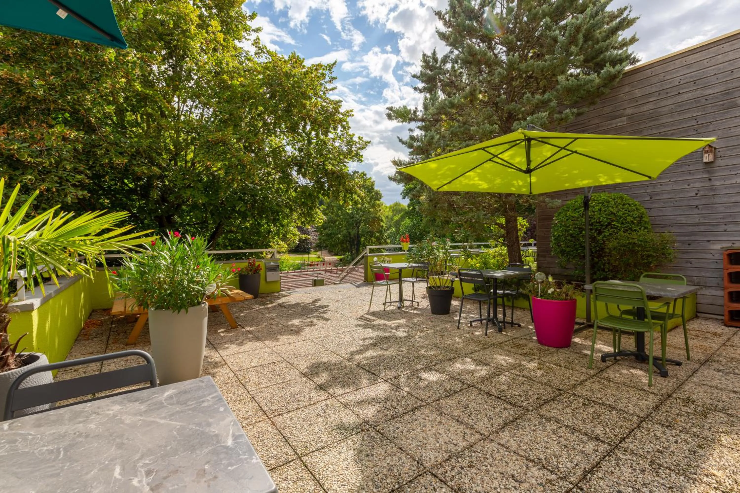 Patio in B&B HOTEL Chartres Centre Cathédrale 3 étoiles