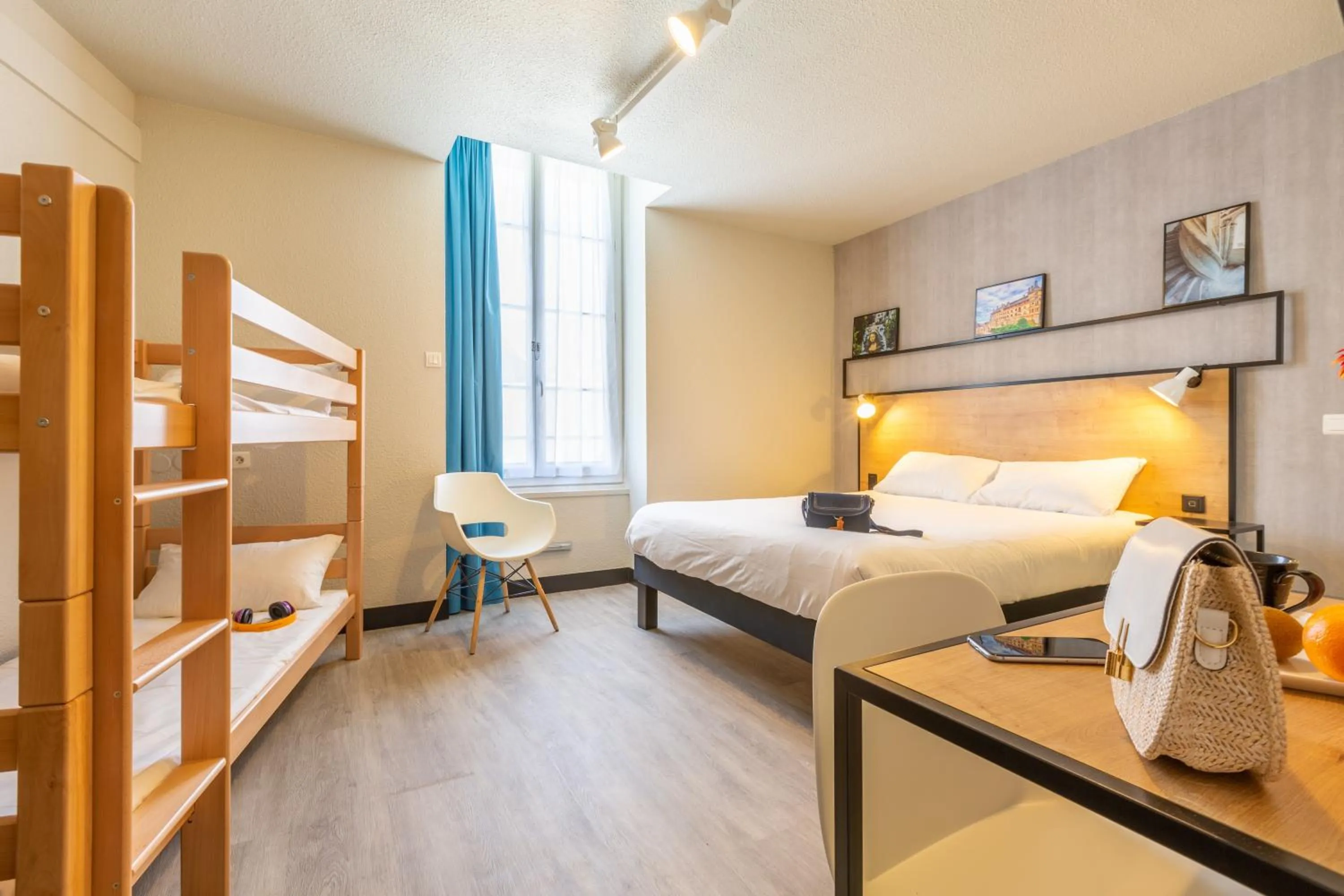 TV and multimedia, Bed in ibis Blois Centre Château