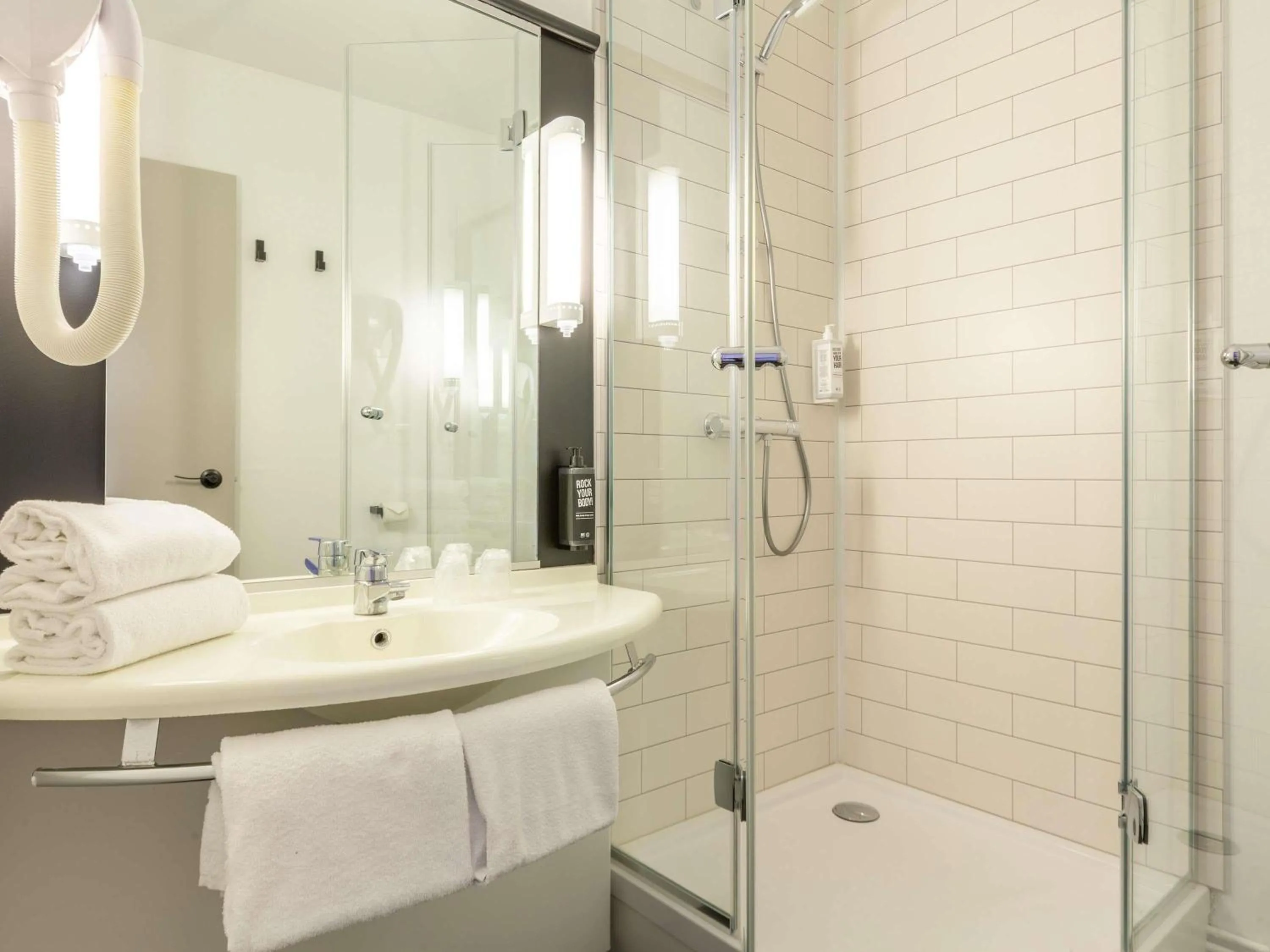 Bedroom in ibis Blois Centre Château