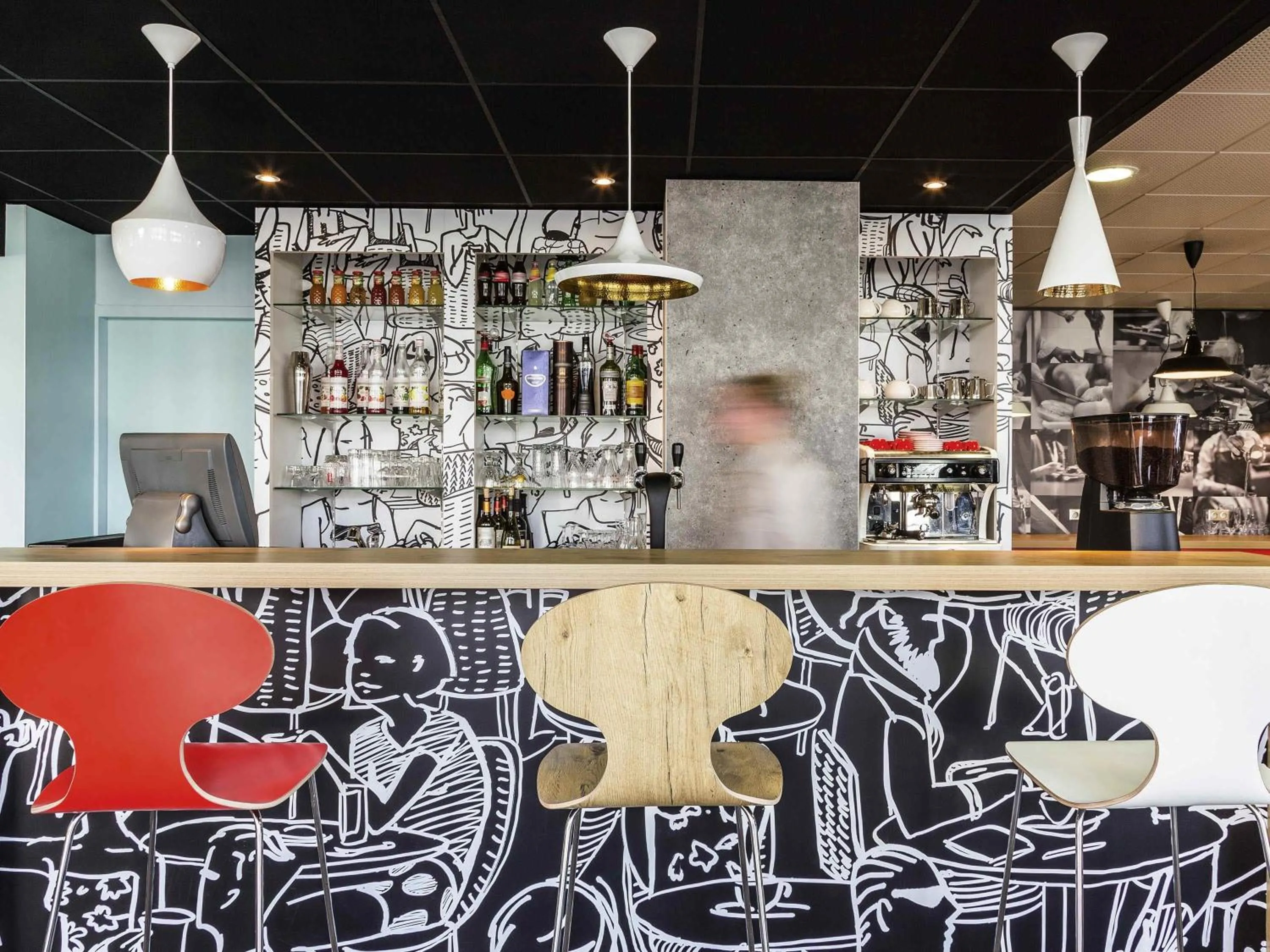 Lounge or bar in ibis Thonon Centre