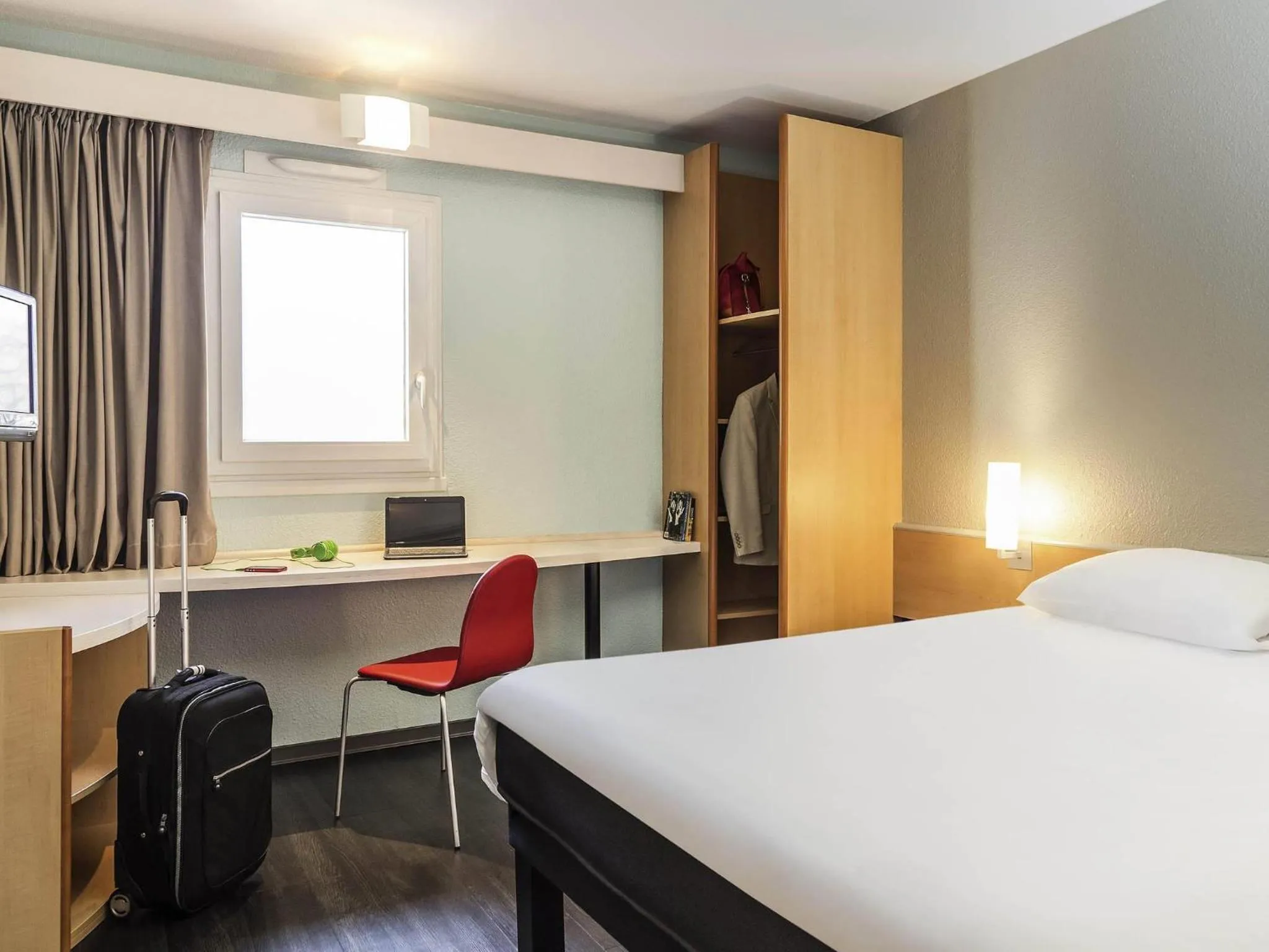 Bedroom, Bed in ibis Thonon Centre