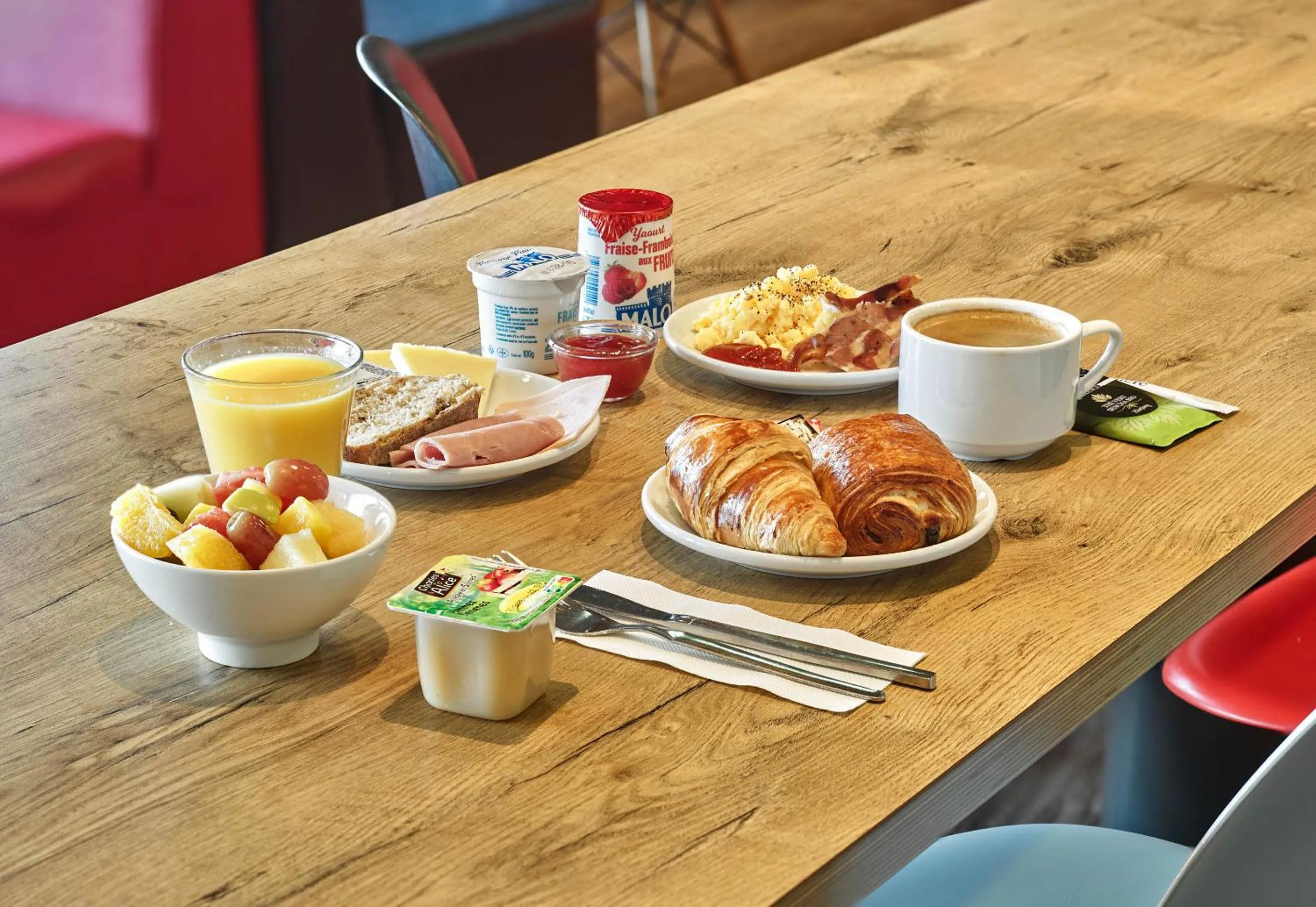 Breakfast in B&B HOTEL Versailles Le Chesnay