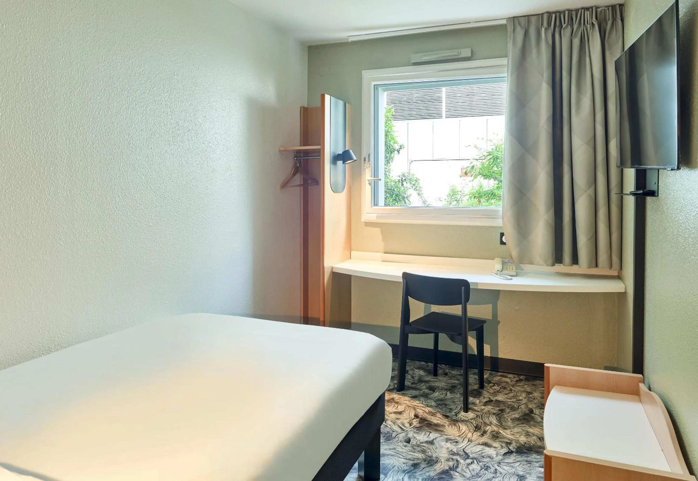 Bedroom, Bed in B&B HOTEL Versailles Le Chesnay