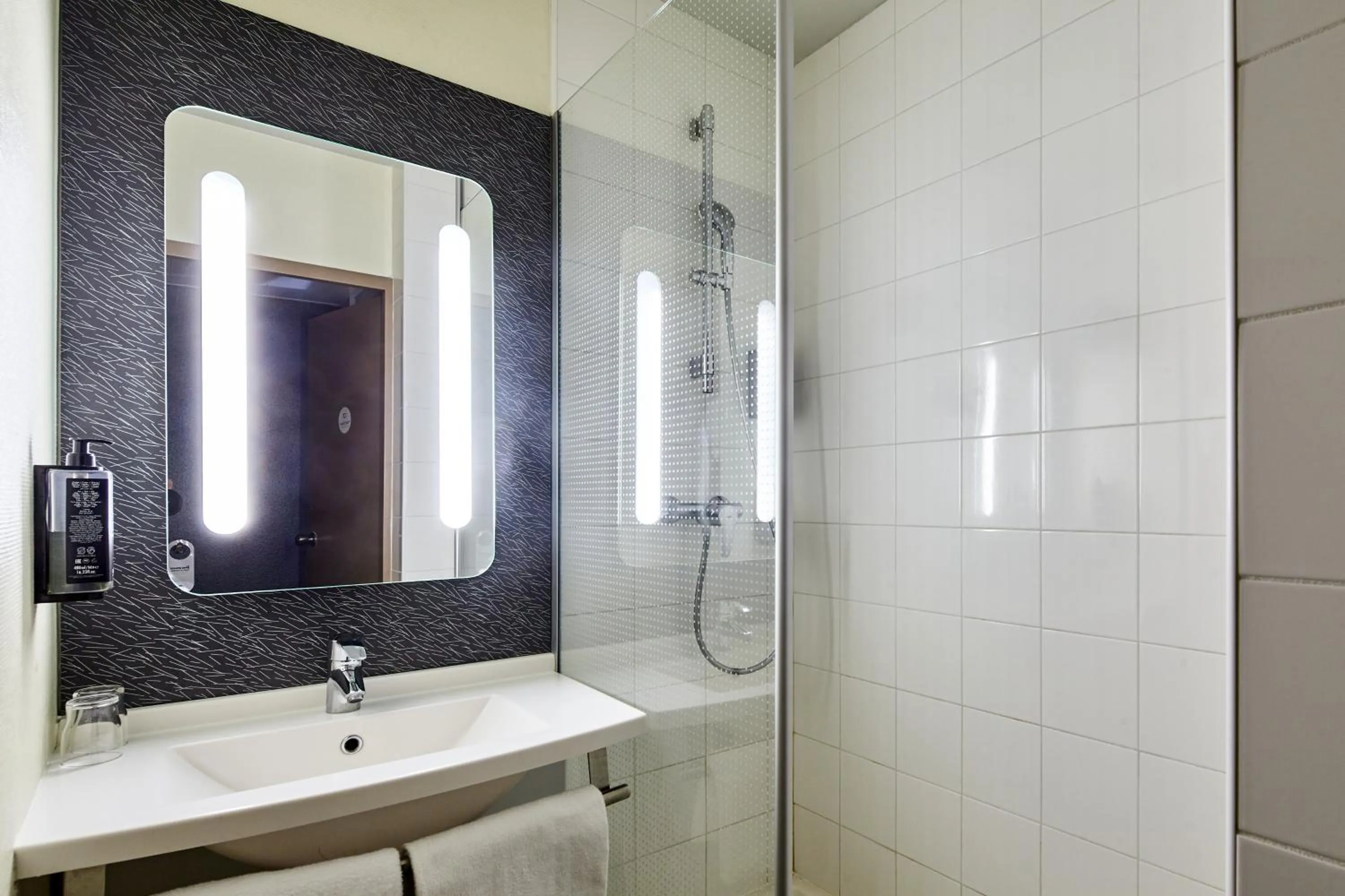 Bathroom in B&B HOTEL Versailles Le Chesnay